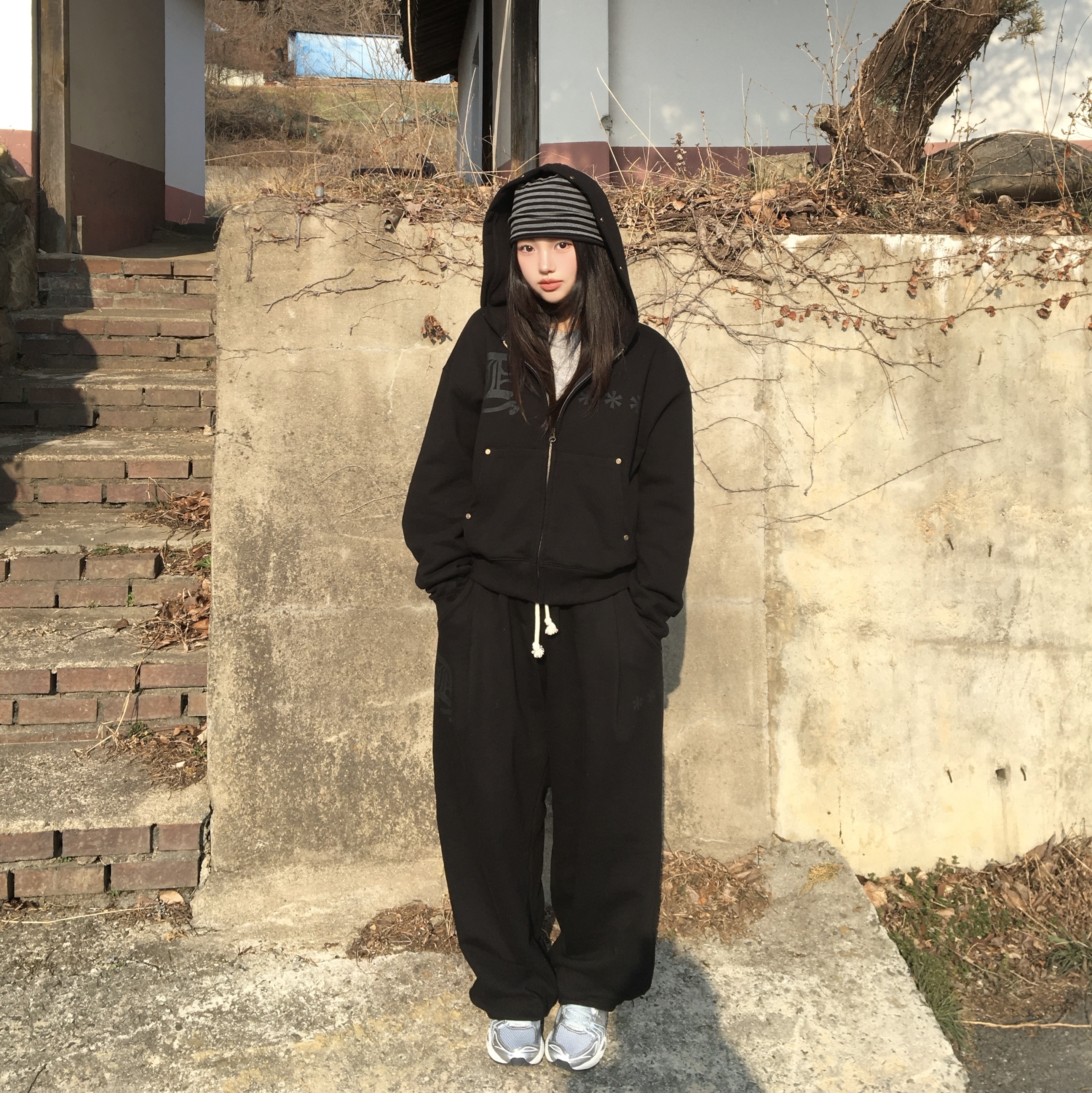 AMOU D-Star Hoodie Zip Up Black, AMOU D-Star Pants Black 착용 스타일 - 5