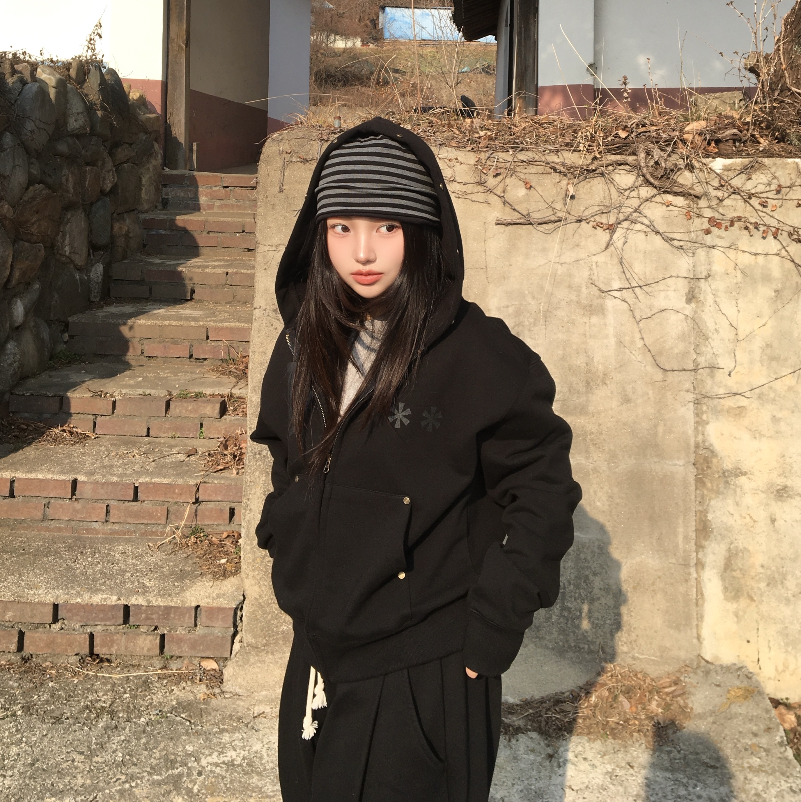 AMOU D-Star Hoodie Zip Up Black, AMOU D-Star Pants Black 착용 스타일 - 4