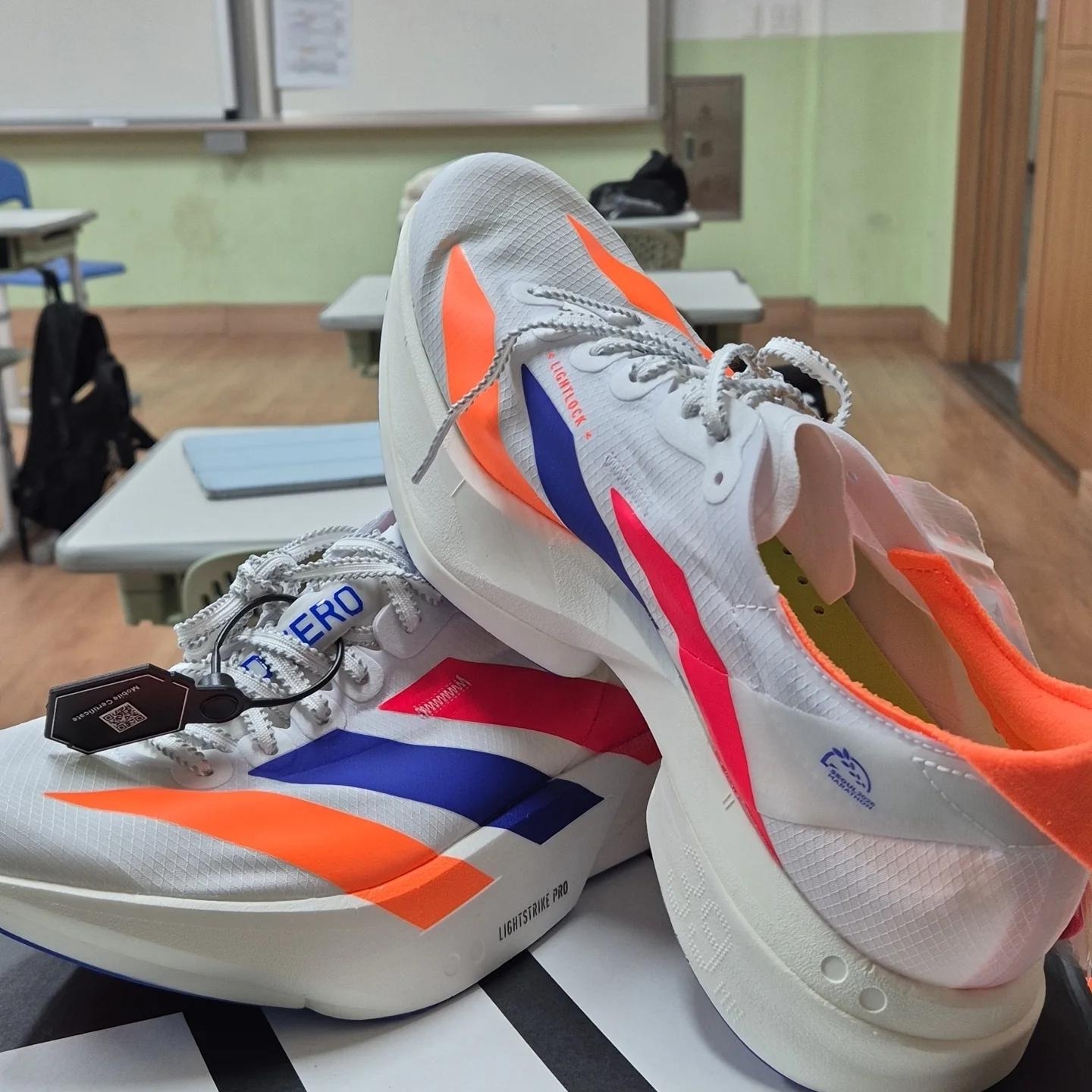 Adidas Seoul Marathon Adizero Adios Pro 4 Cloud White Lucid Red 착용 스타일 - 1