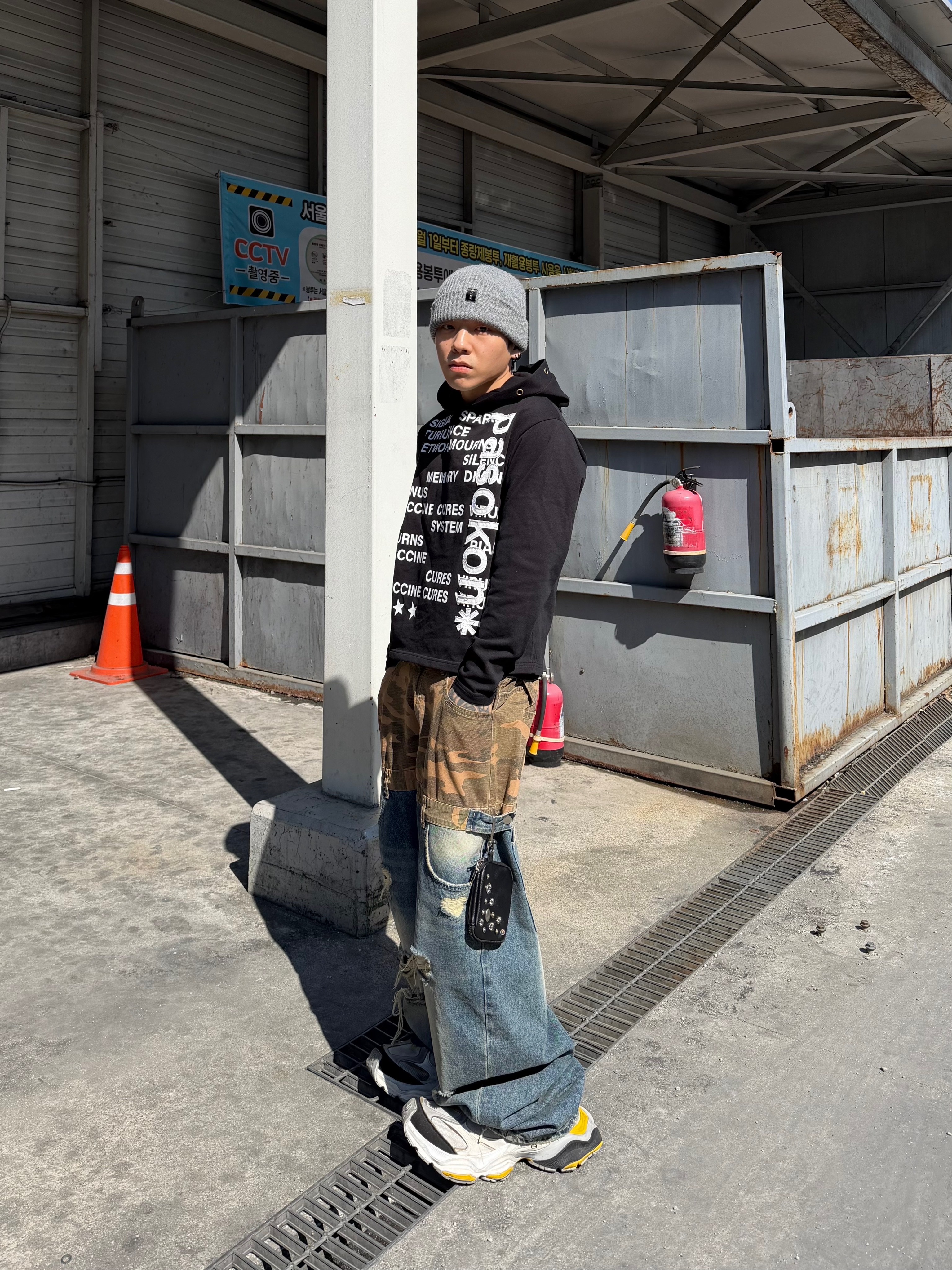 Surgery Clover Logo Beanie Ver.2 Grey, Balenciaga Cargo Sneakers Grey Black Yellow 착용 스타일 - 2
