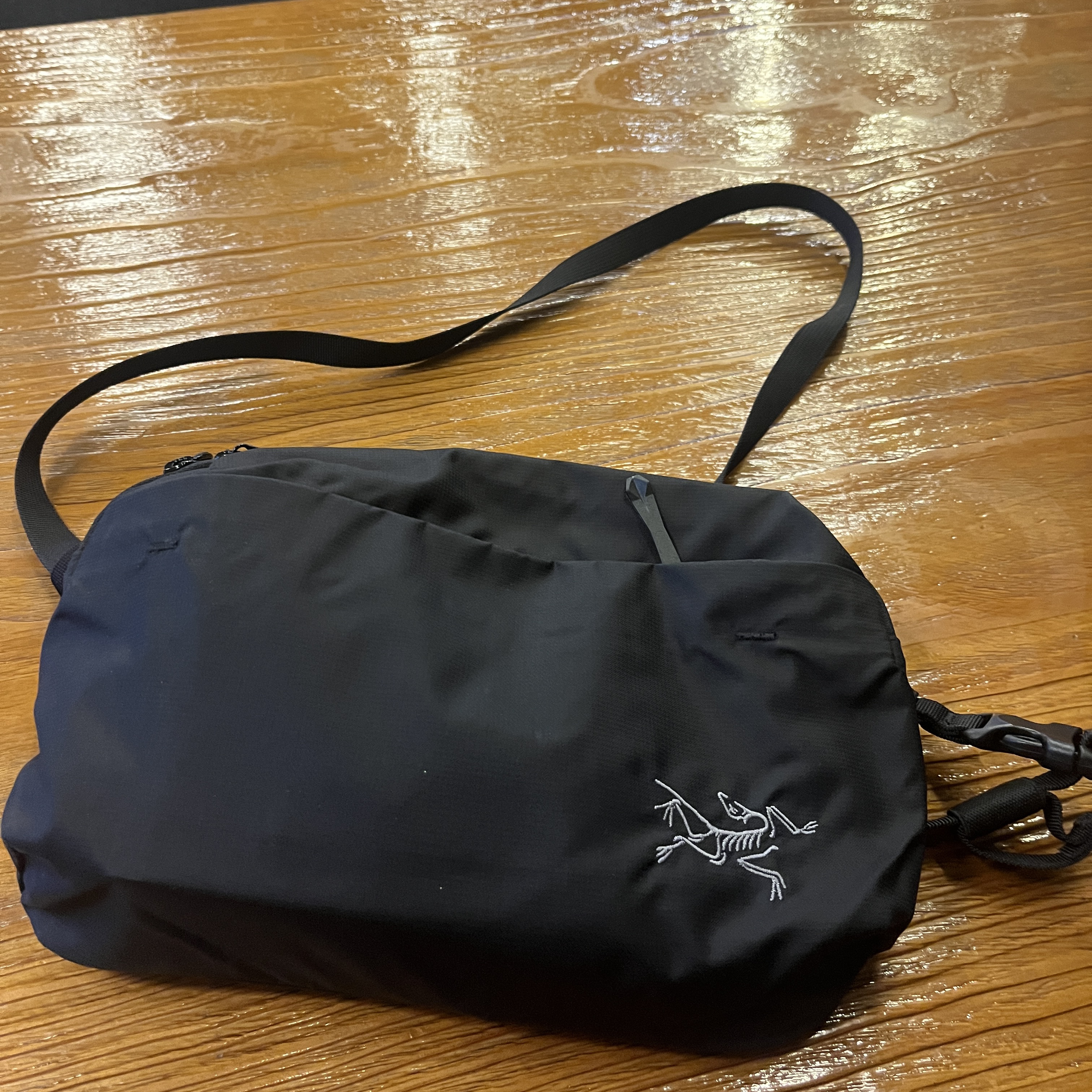 Arc'teryx Heliad 6 Crossbody Bag Black 착용 스타일