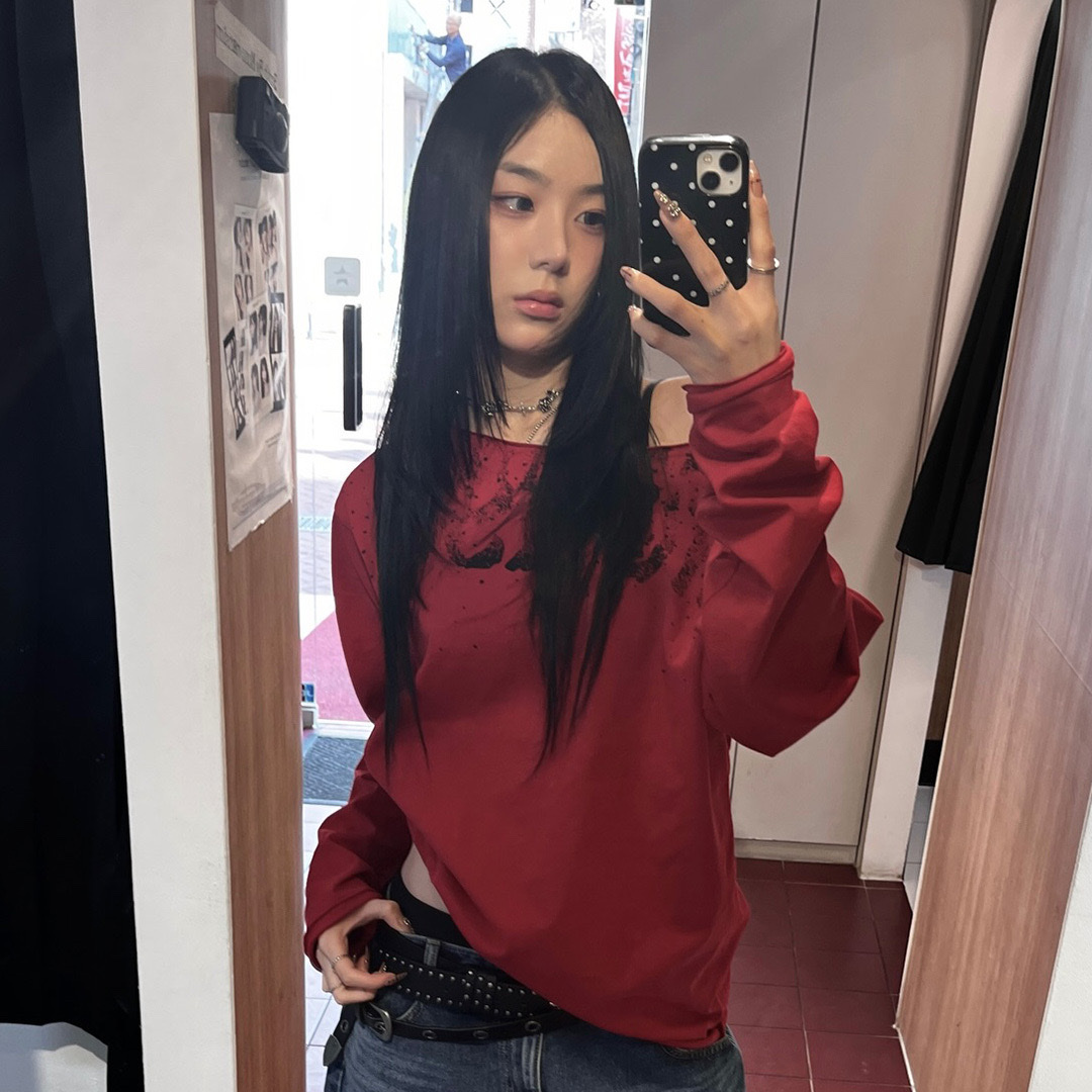 Thevinylhouse Loose Fit Unbalance LS Tee Red 착용 스타일