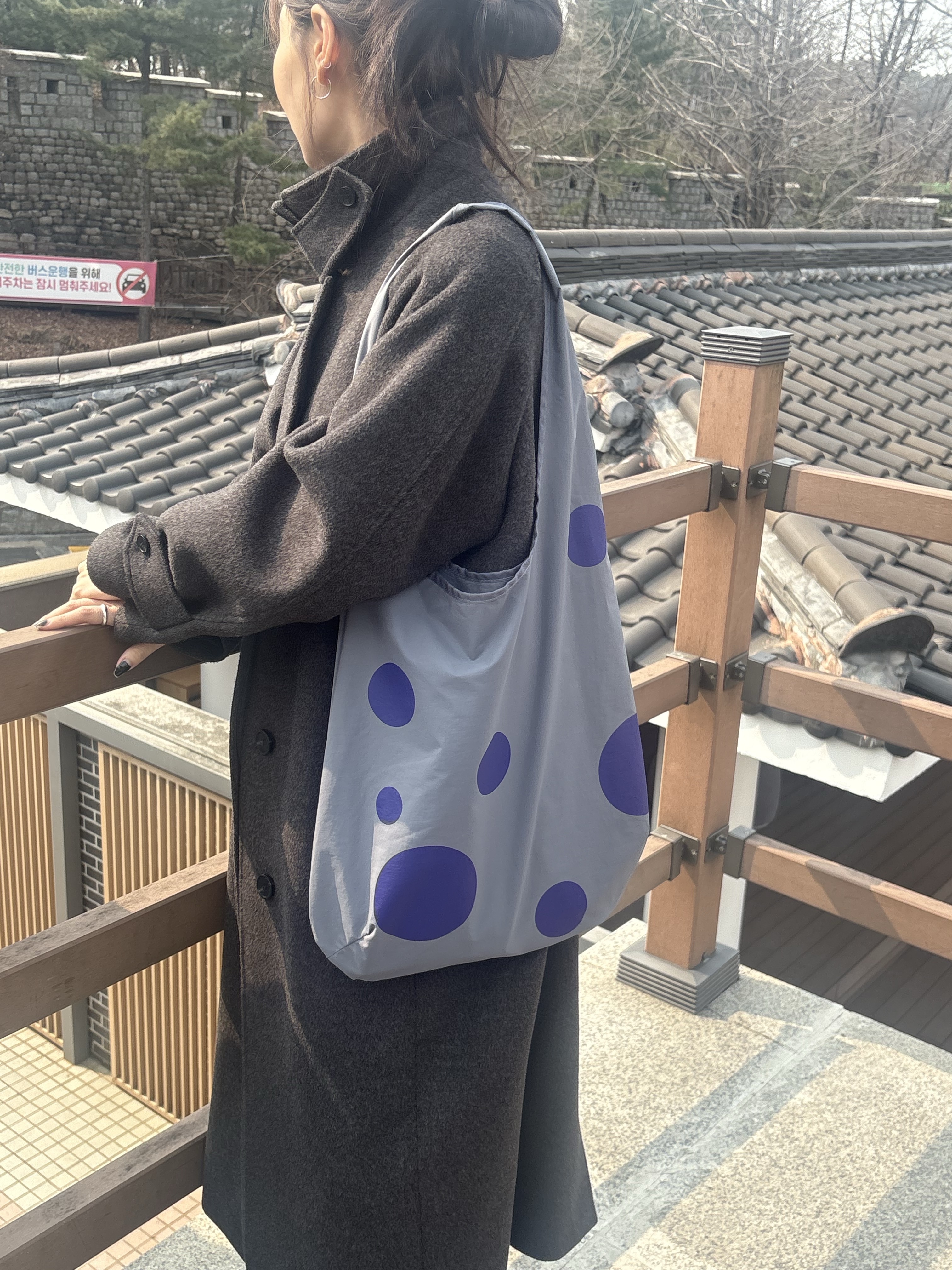 ACOC Dot Bubble Bag Charcoal 착용 스타일 - 2