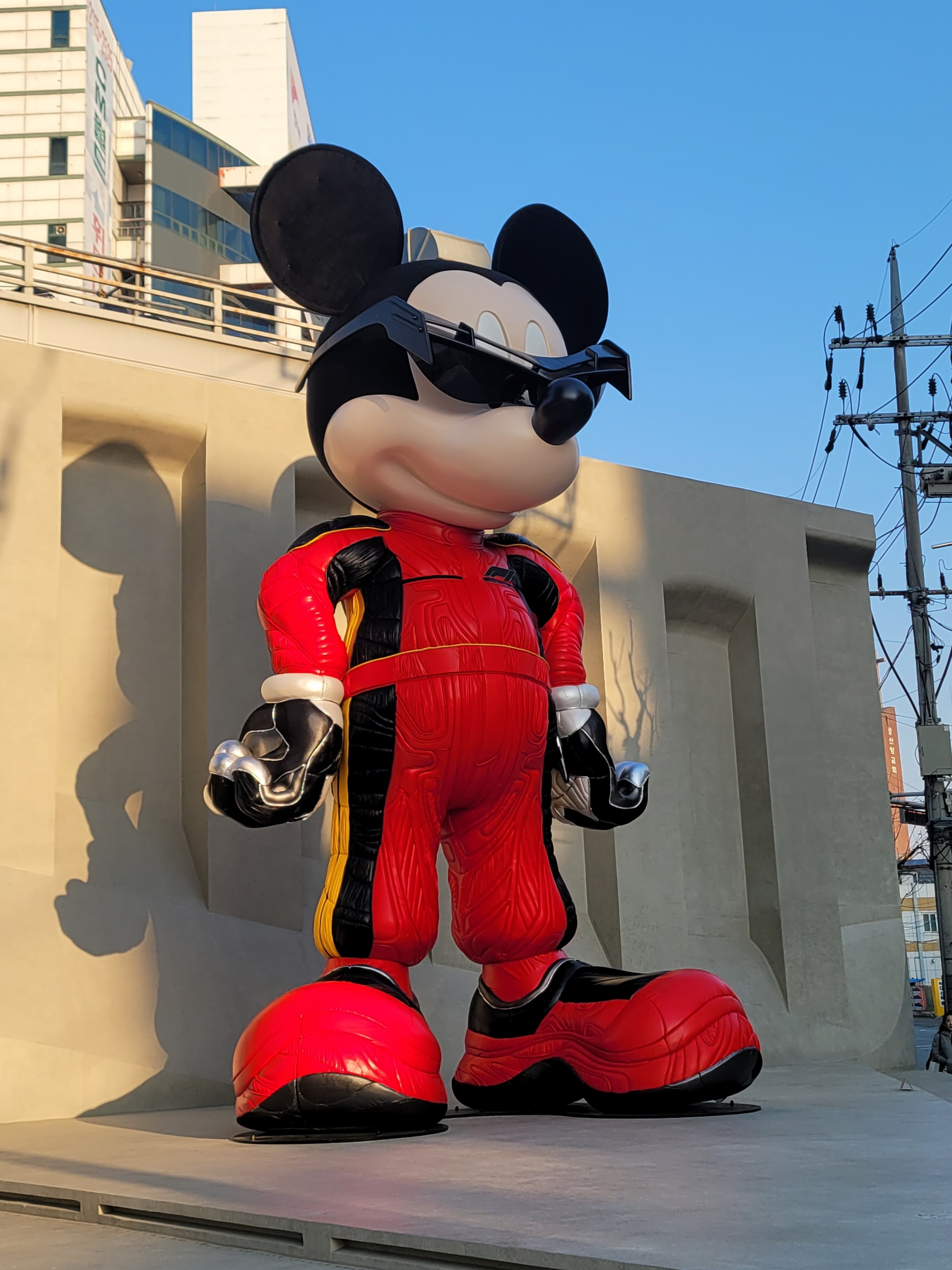 Nike Shox TL Black Metallic Hematite 착용 스타일 - 2