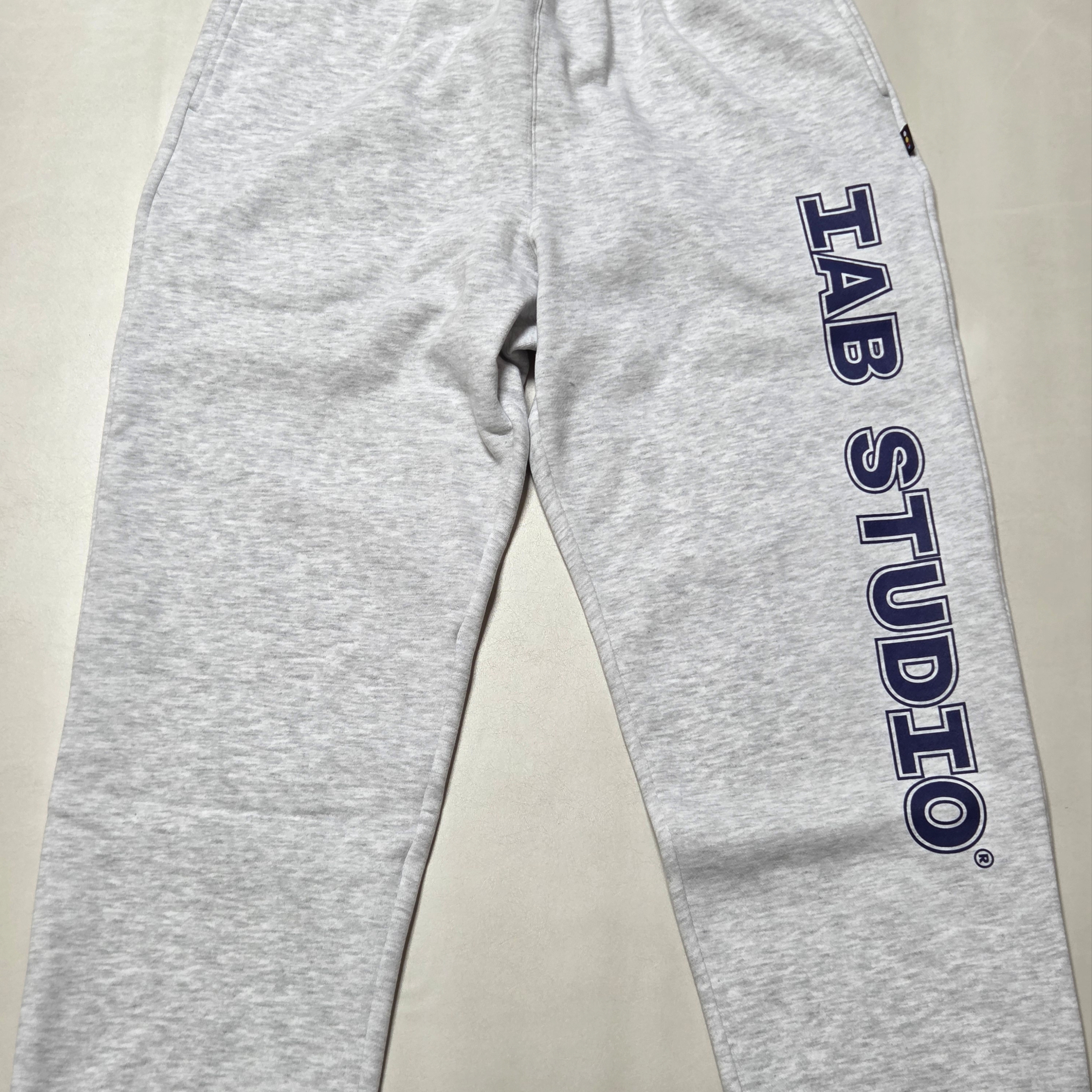 IAB Studio IAB Straight Logo Sweatpants Light Gray 착용 스타일 - 1