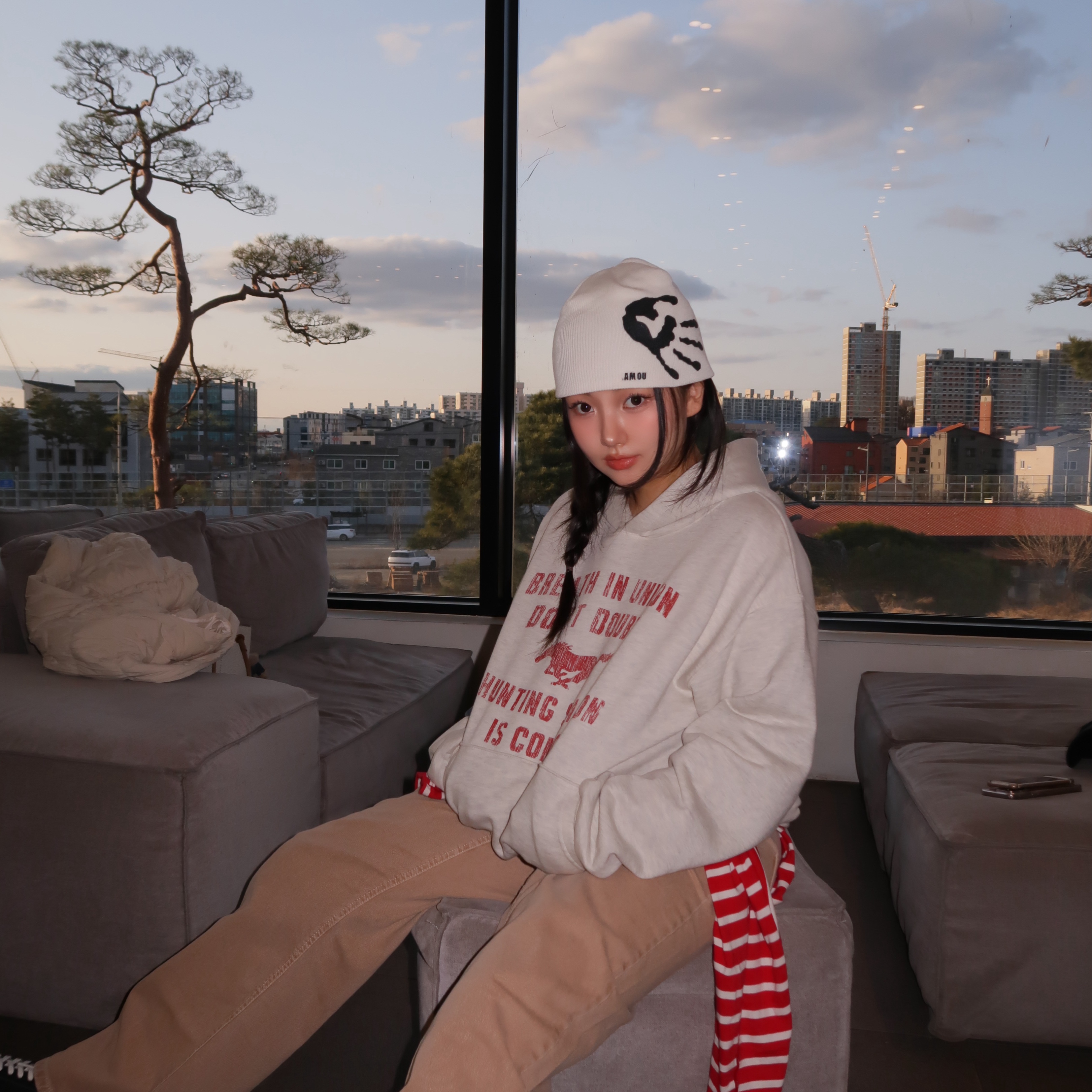 AMOU Vintage Horse Hoodie Oatmeal, AMOU Vintage Horse Hoodie Coral Red 착용 스타일 - 4