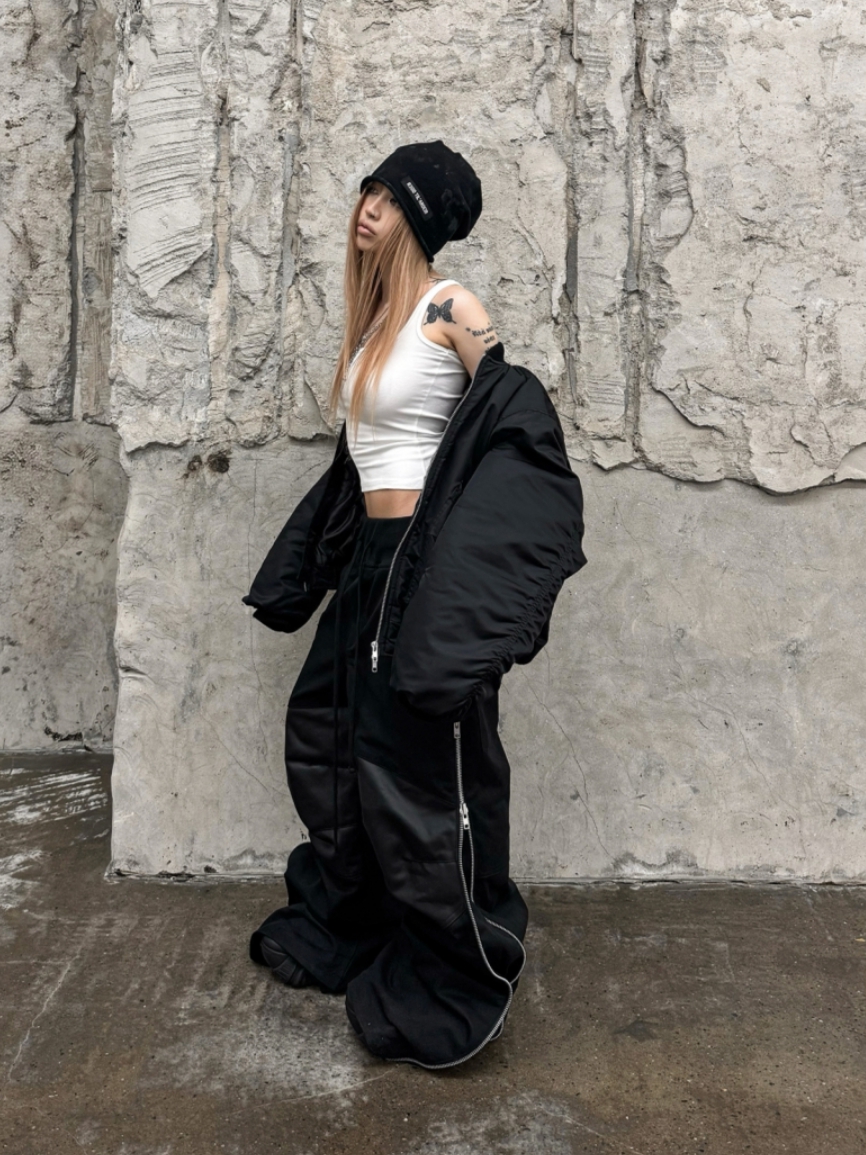 ROARINGRAD Carbon-Coated Side-Zip Pants Black 착용 스타일 - 1