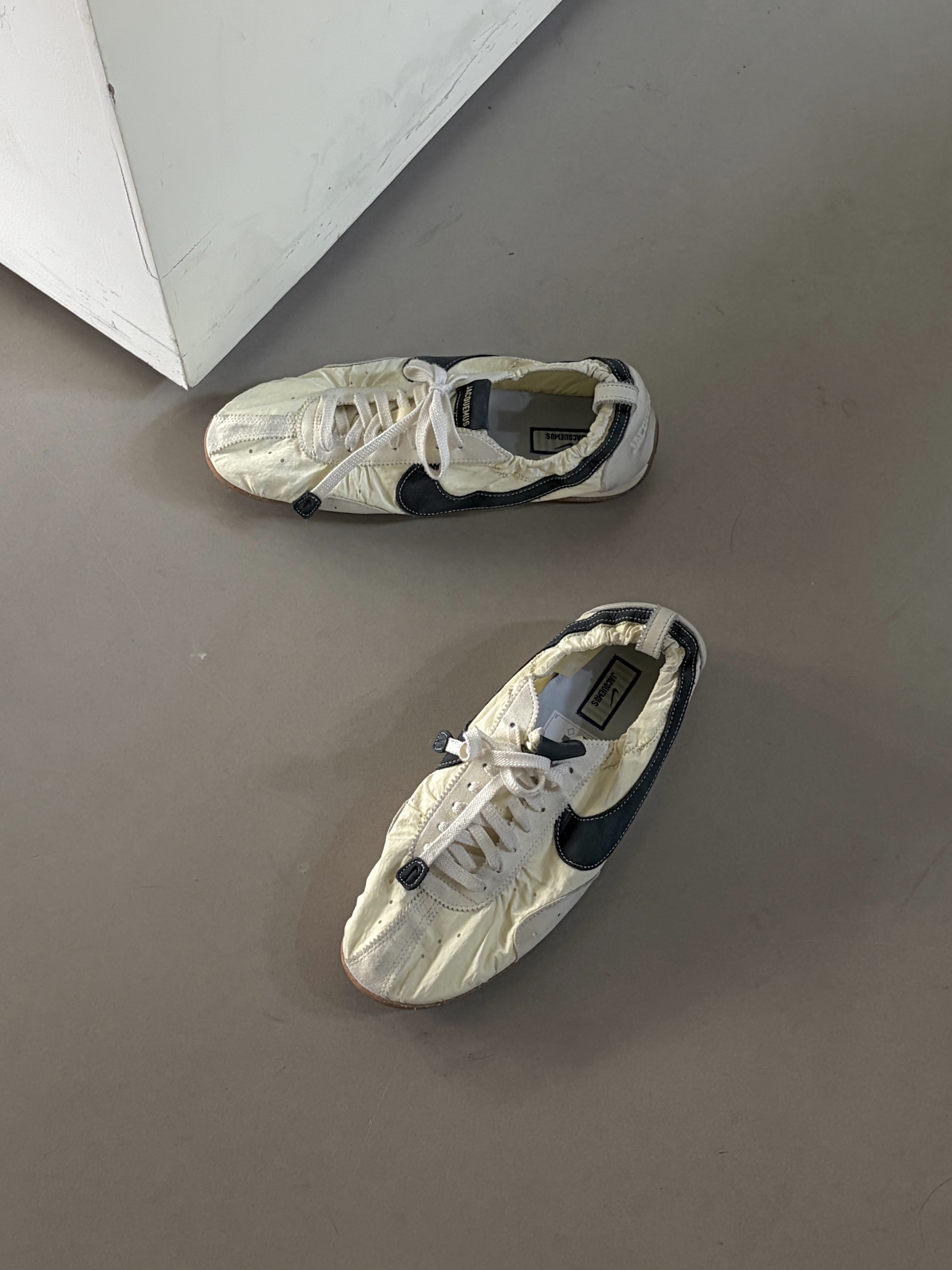 Nike x Jacquemus Moon Shoe SP Alabaster Off Noir, noun Washed Cargo Pants Black 착용 스타일 - 2