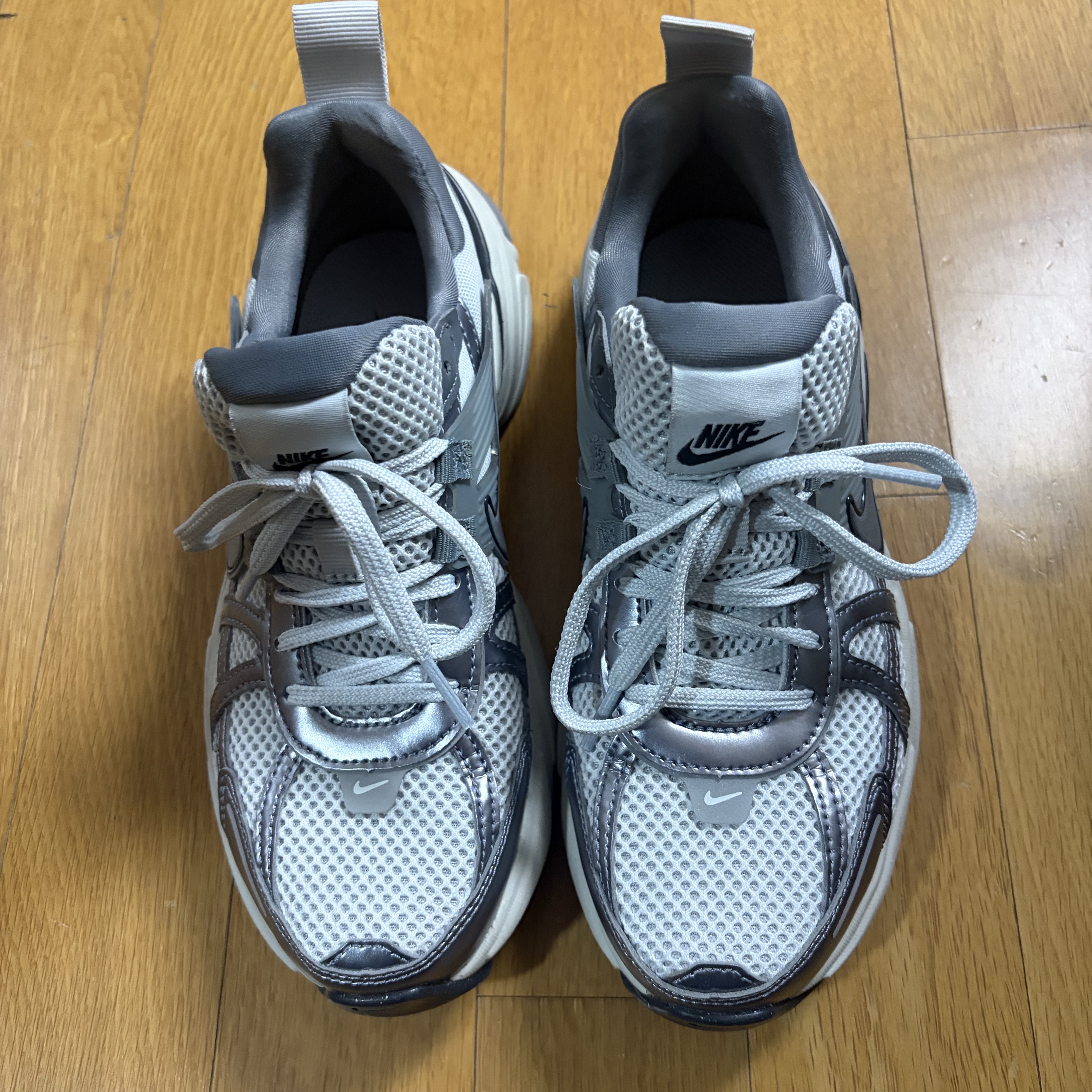 Nike V2K Run Pure Platinum Wolf Grey 착용 스타일