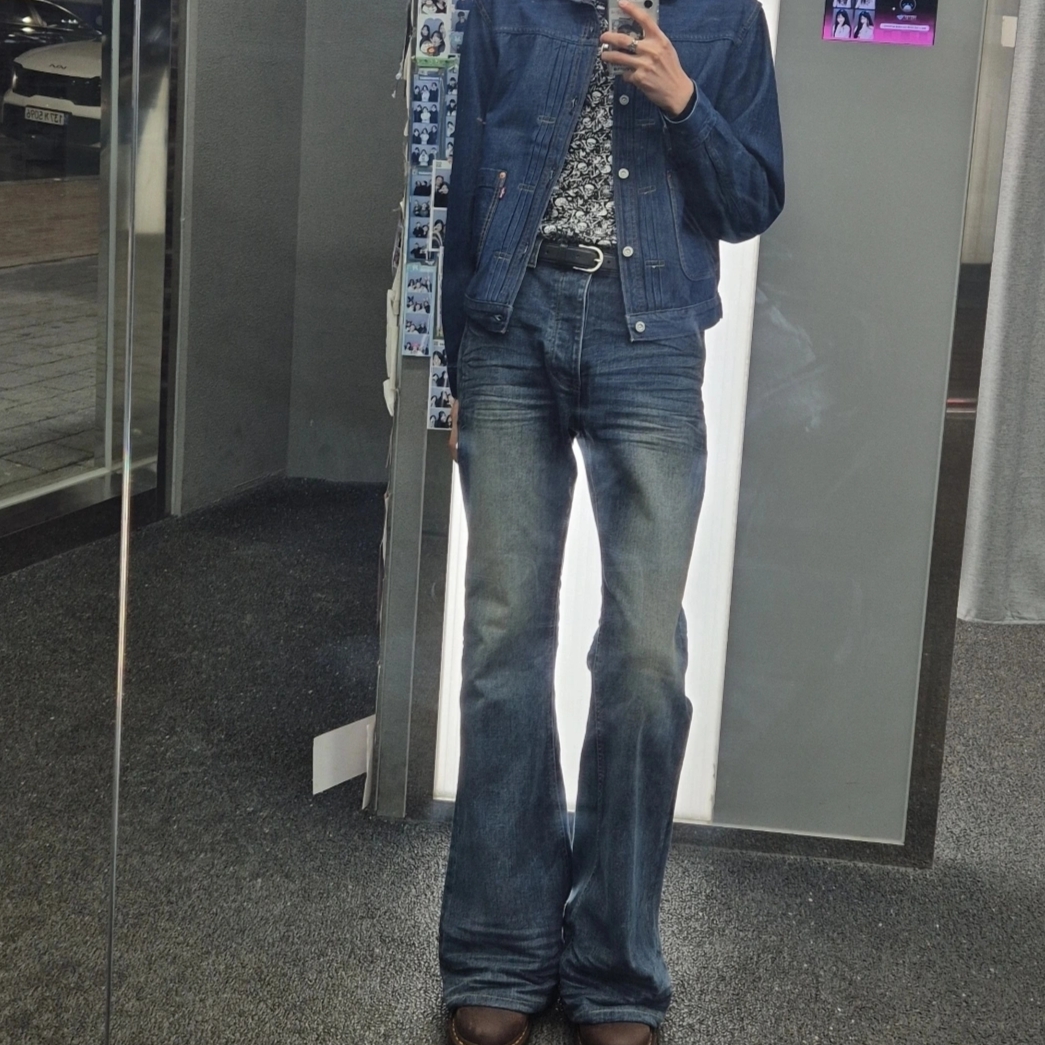 Undermycar Mu.114 Original Logo Washed Slim Flare Jeans Washed Blue, Dr. Martens 1460 Crazy Horse Brown 착용 스타일 - 3