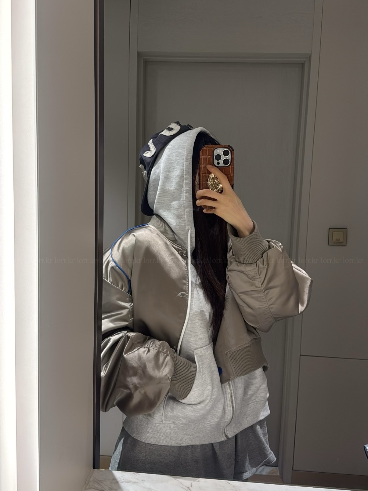 (W) Chanel Sneakers Fabric Laminated & White Silver, [더블적립] sunlovetour Cut Off Capital Cap Charcoal 착용 스타일 - 2