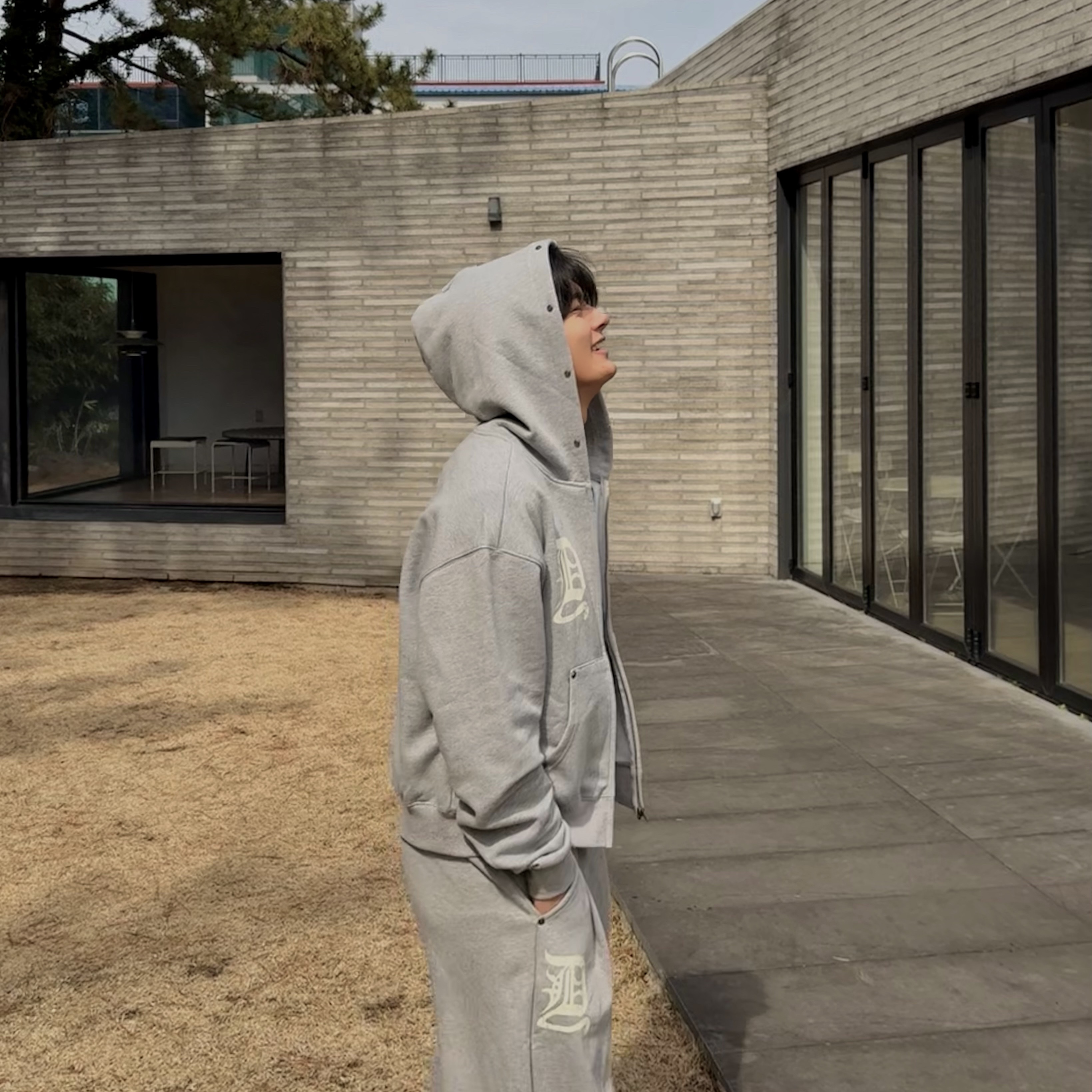 AMOU D-Star Hoodie Zip Up Gray, AMOU D-Star Hoodie Zip Up Black 착용 스타일 - 2