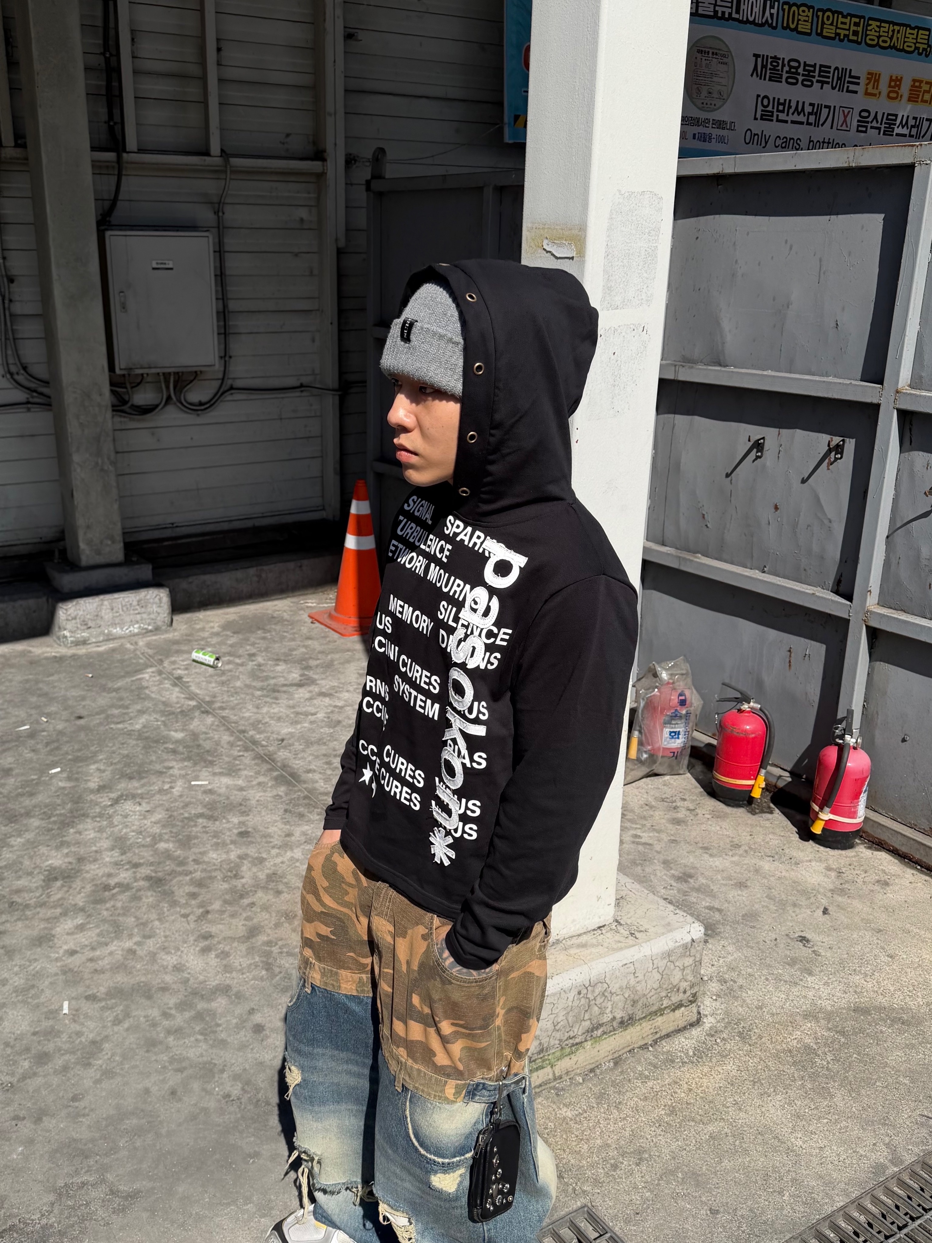 Surgery Clover Logo Beanie Ver.2 Grey, Balenciaga Cargo Sneakers Grey Black Yellow 착용 스타일 - 6