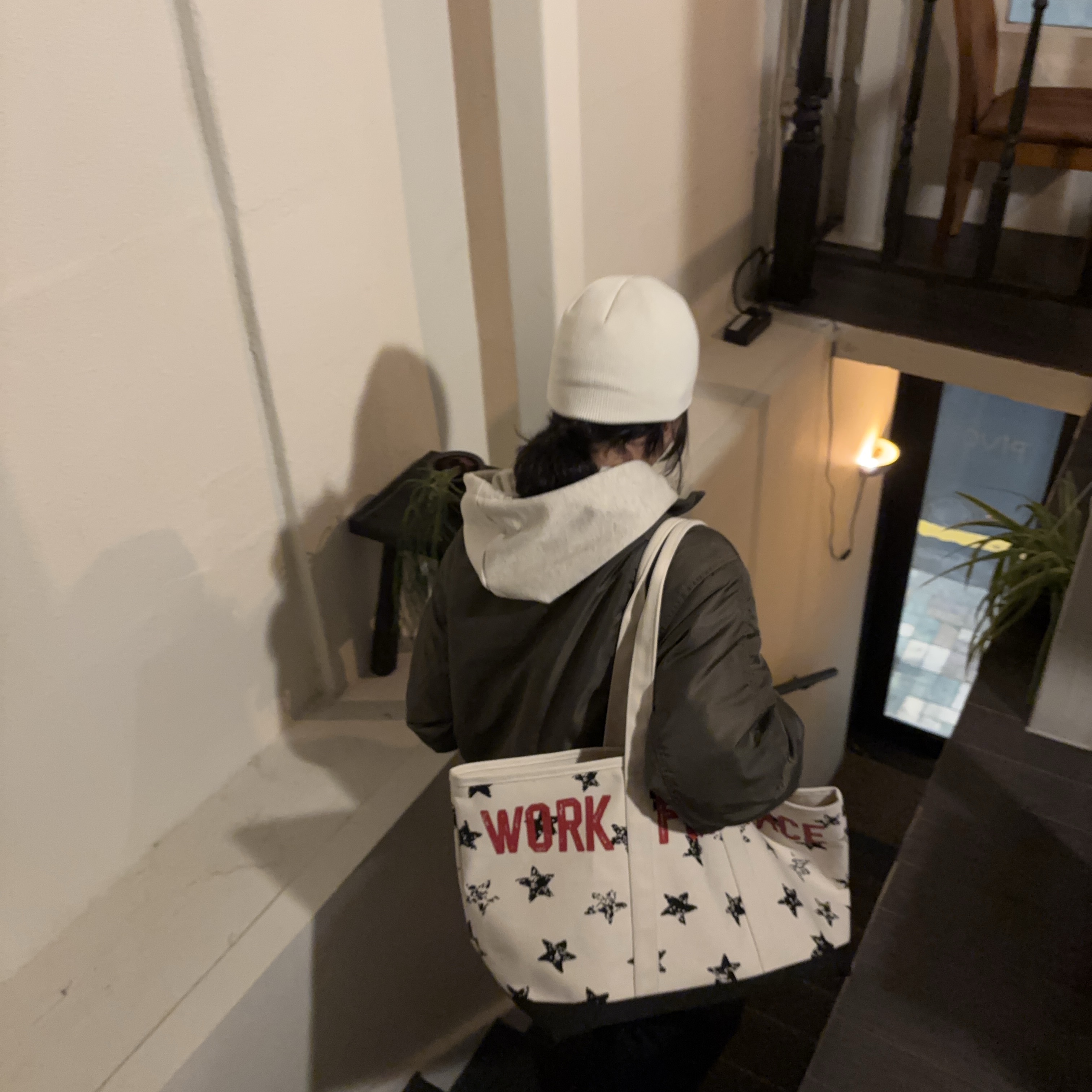 AMOU Palm Sign Beanie White, AMOU Dot Star Tote Bag 착용 스타일 - 2