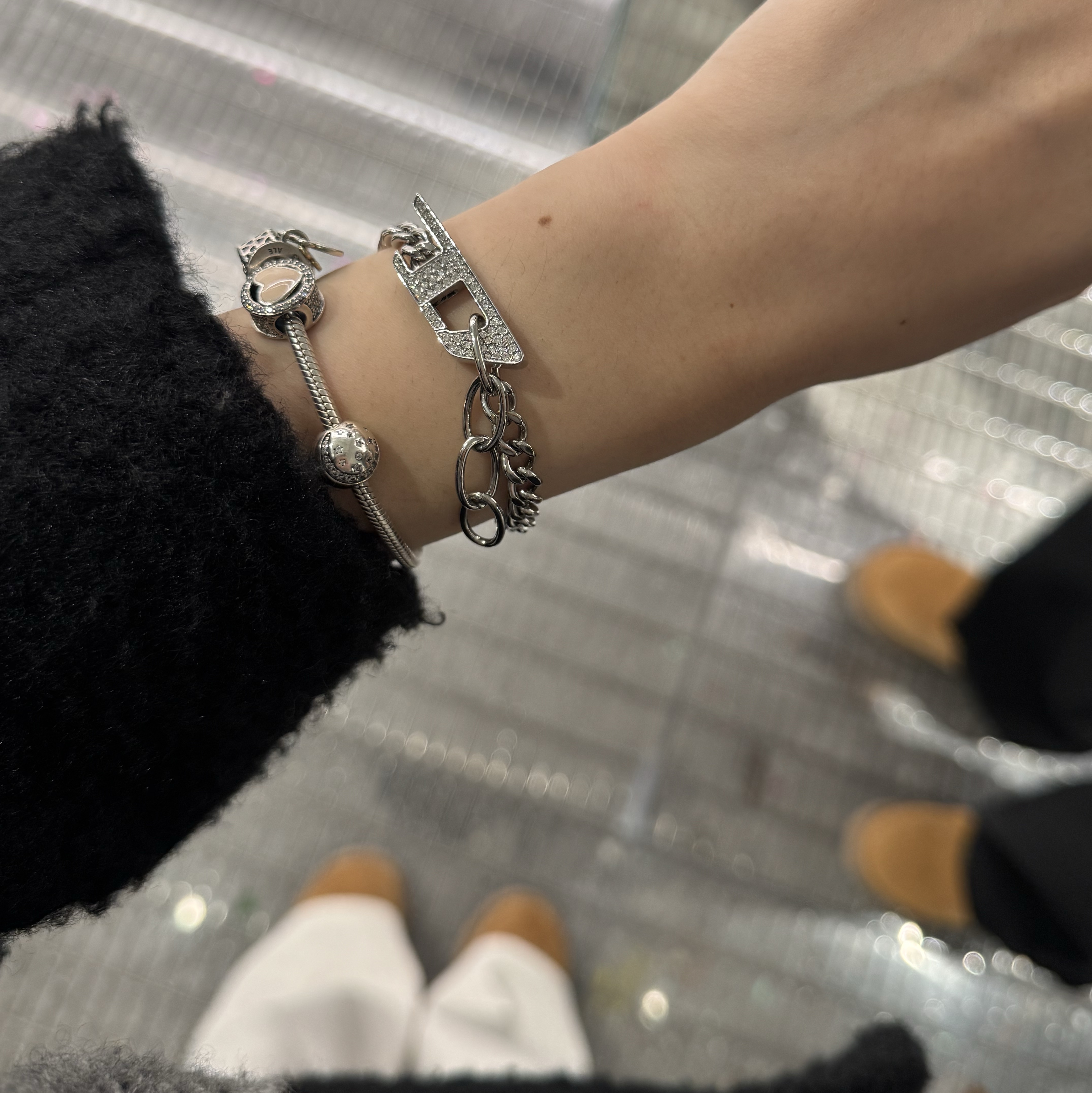 (W) Diesel T-Angie Peekaboo Logo T-Shirt Black, (W) Pandora Heart Shaped Clasp Bracelet Sterling Silver 착용 스타일 - 2