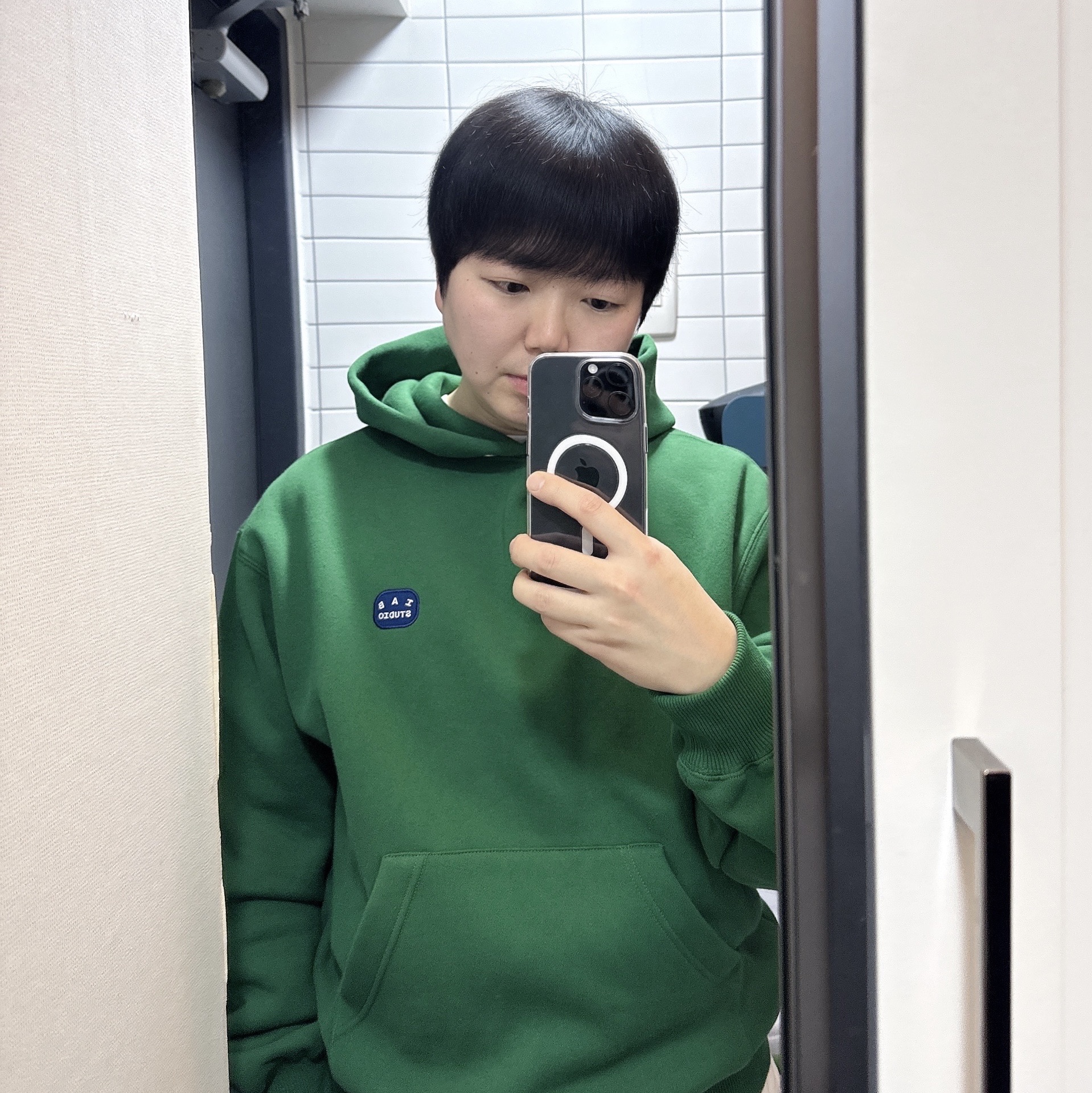 IAB Studio IAB Patch Hoodie Green 착용 스타일