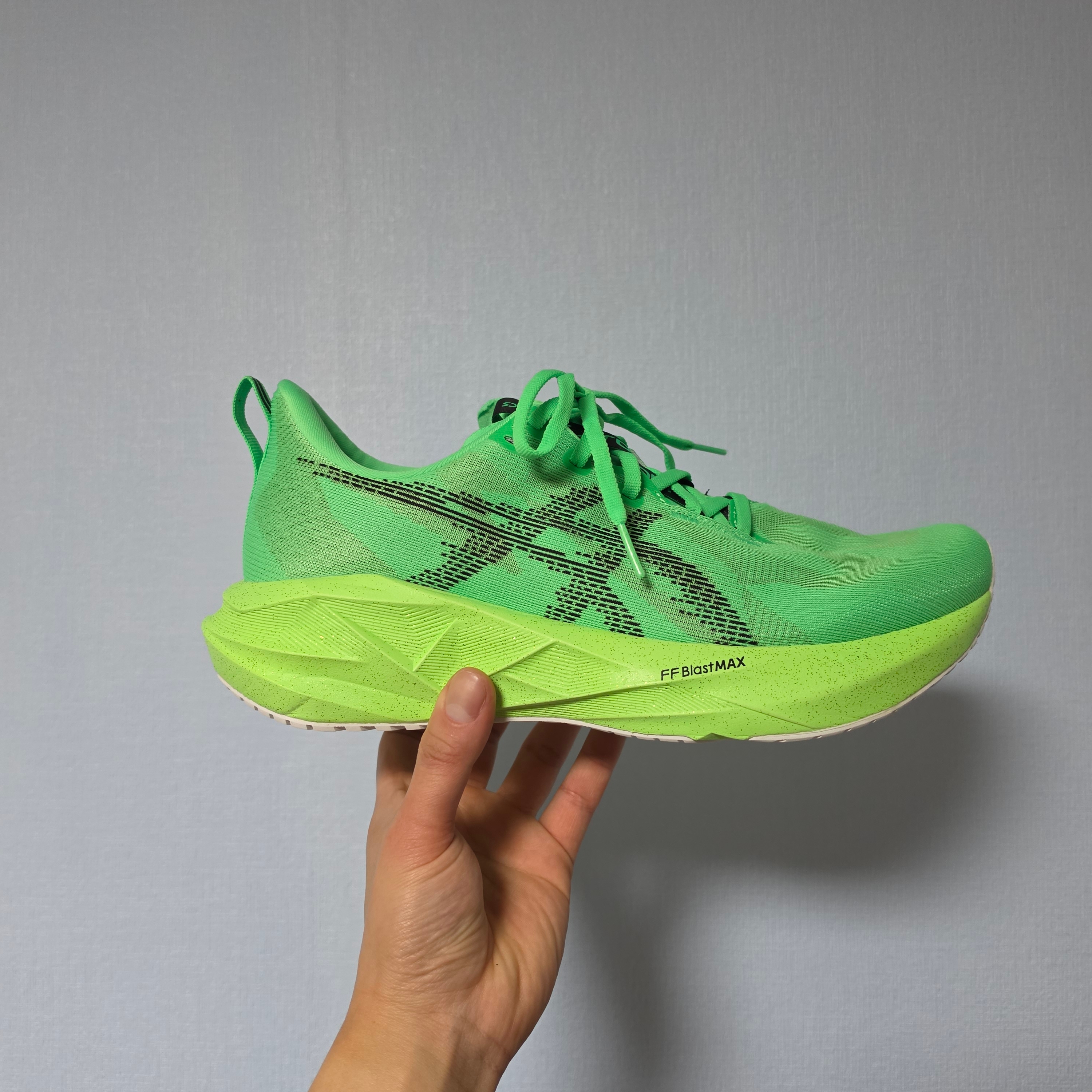 Asics Novablast 5 Ekiden Vital Green Black 착용 스타일