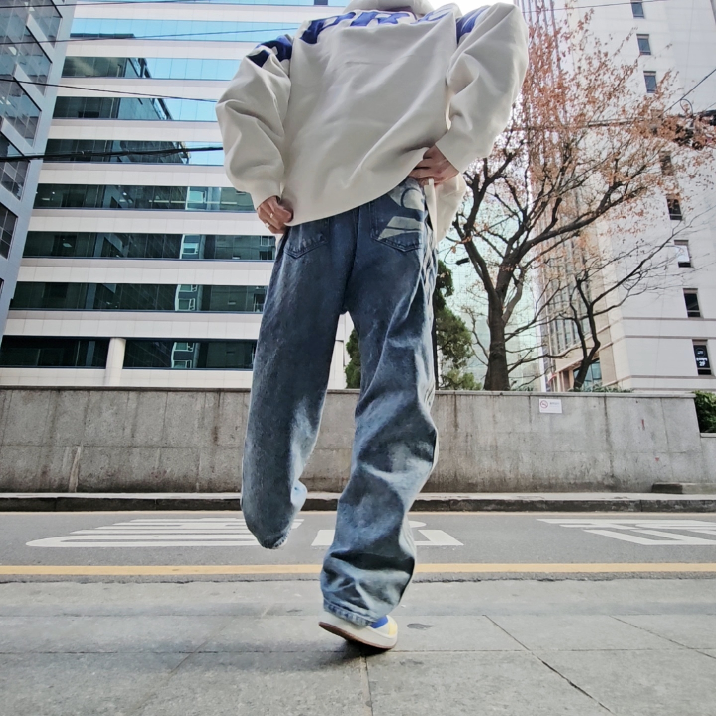 Supreme Denim Camp Cap Dirty Indigo - 25FW, Supreme Wrapped Half Zip Hooded Sweatshirt Stone - 24SS 착용 스타일 - 3