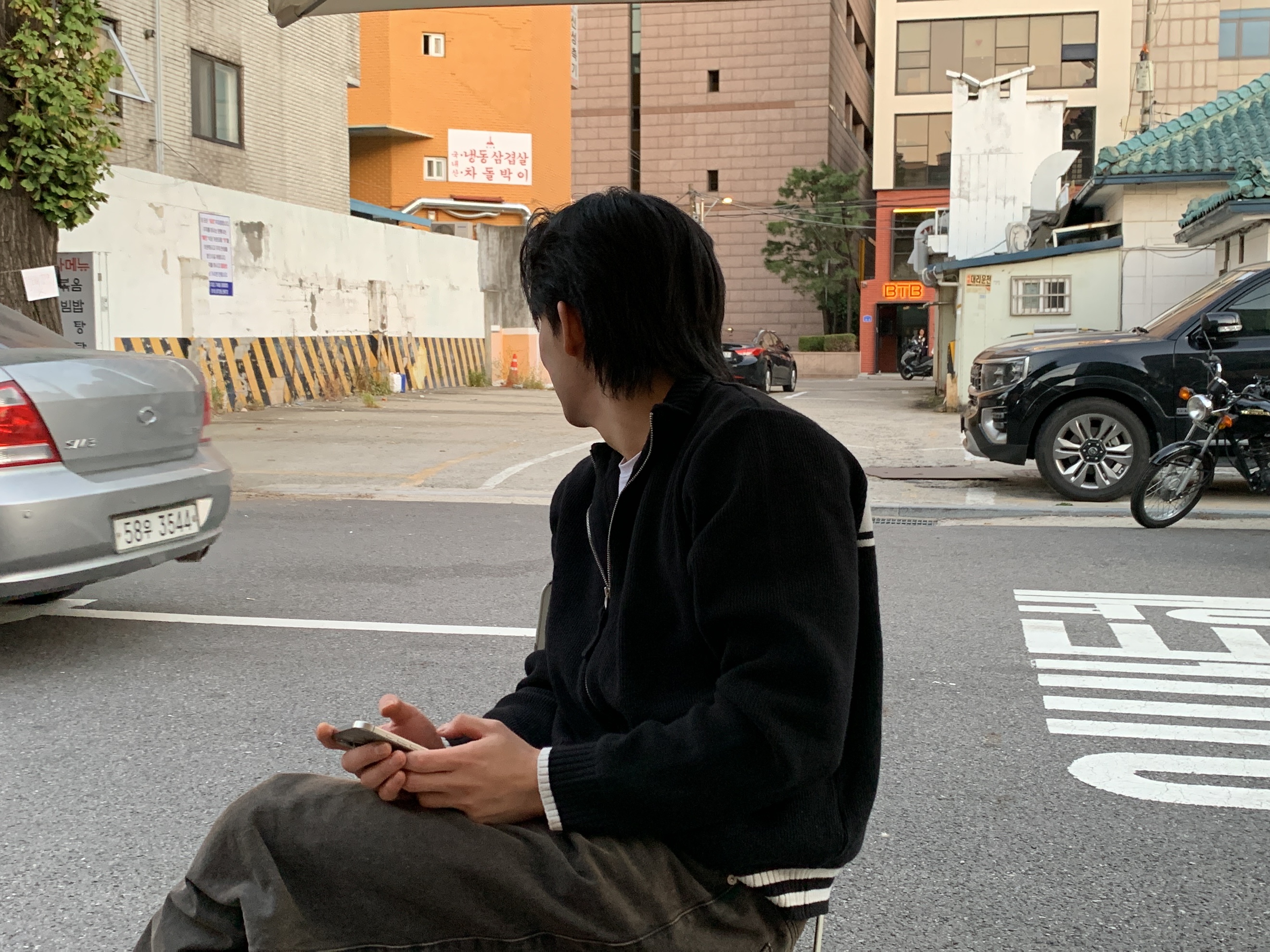 Matin Kim Spell Point Stripe Knit Cardigan Black 착용 스타일