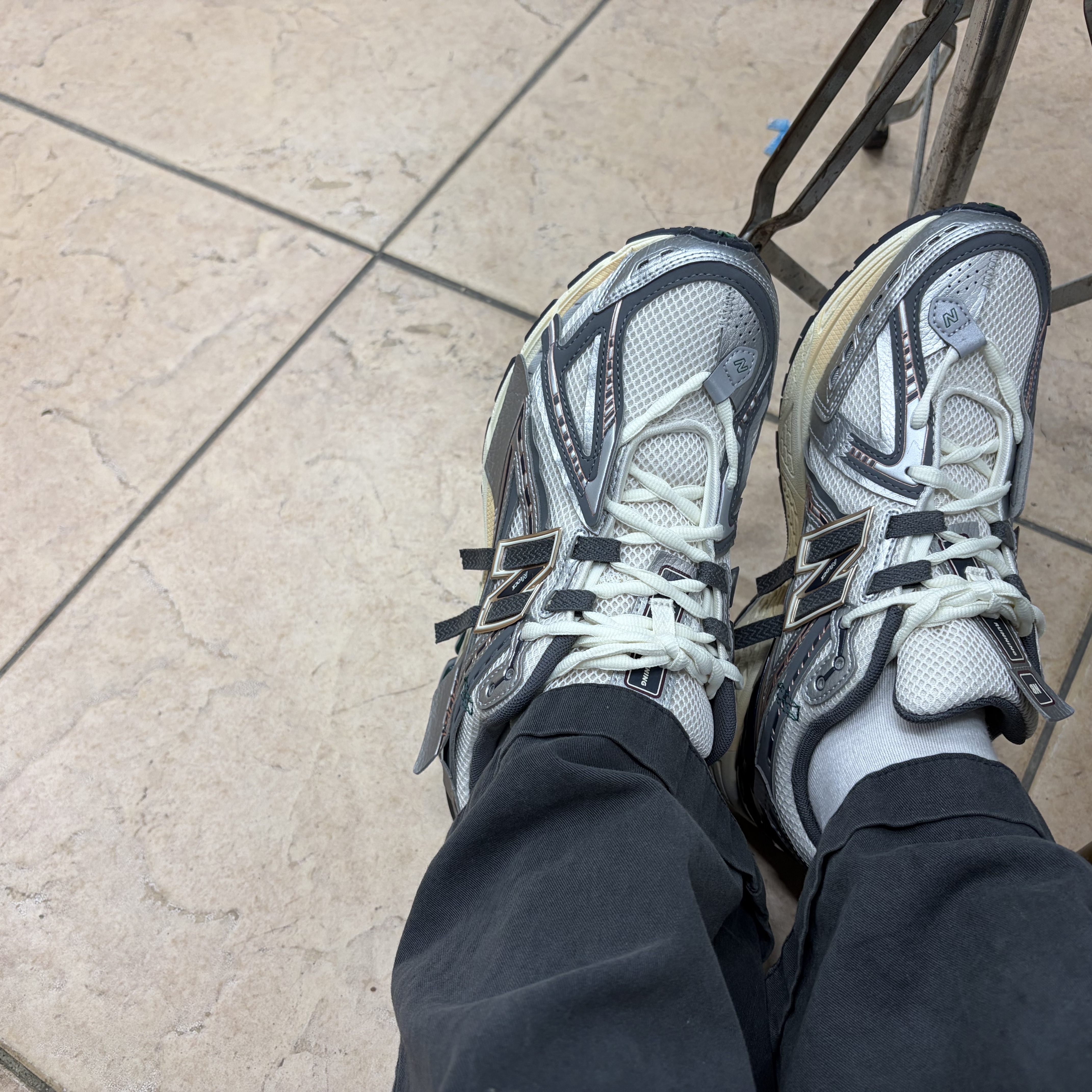 New Balance 1906A Silver Metallic Castlerock 착용 스타일
