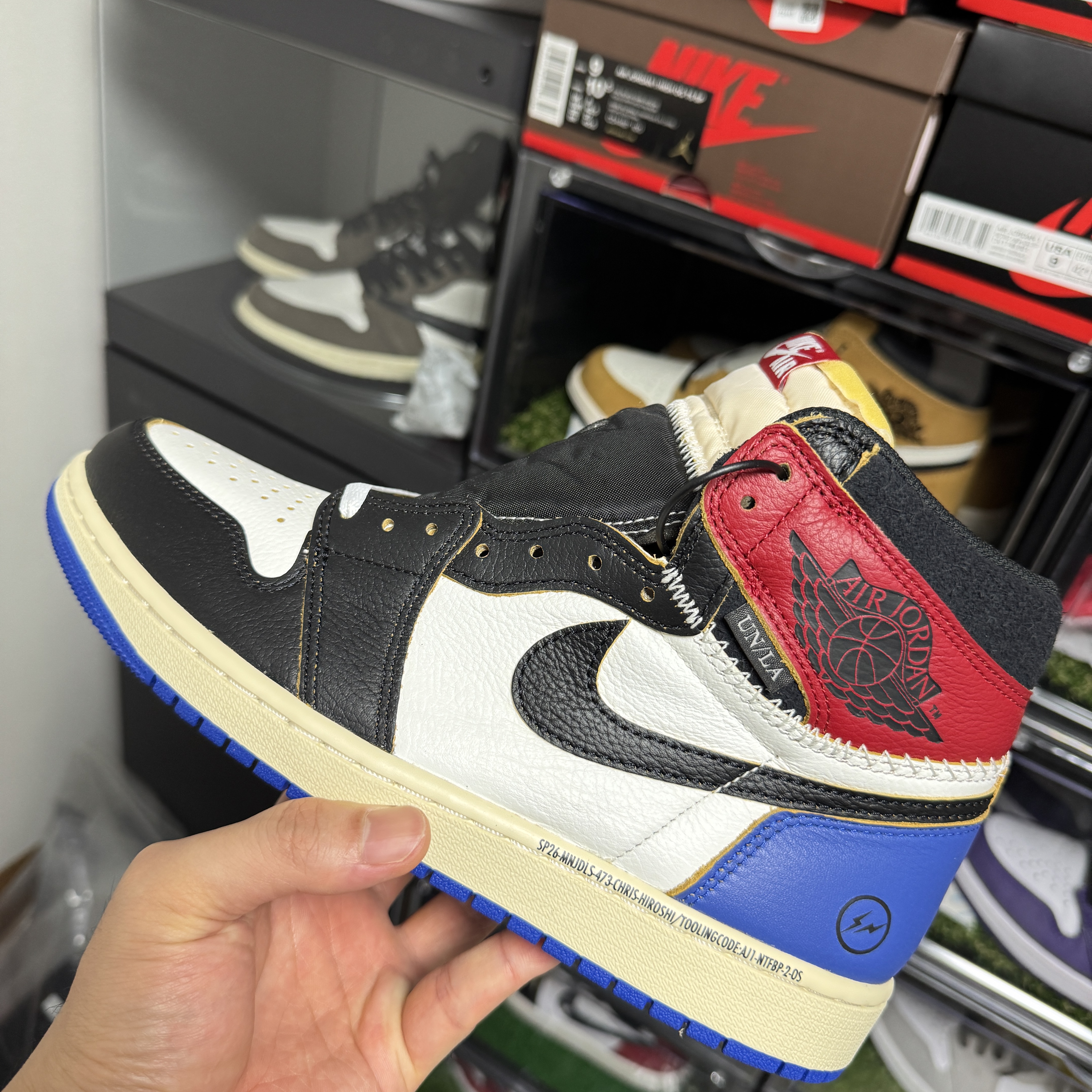 Jordan 1 x Fragment x Union LA Black and Varsity Red, Jordan 1 x Travis Scott Retro High OG SP Mocha 착용 스타일 - 1