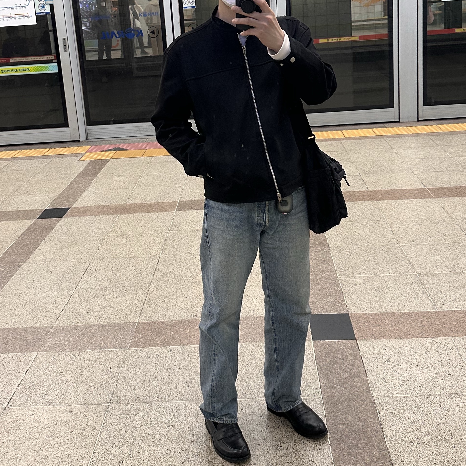 Levi's LVC 1955 Japan 501 Jean Blackjack Blue, Skinarma AirPods Pro 3 Meca LE Smoke 착용 스타일