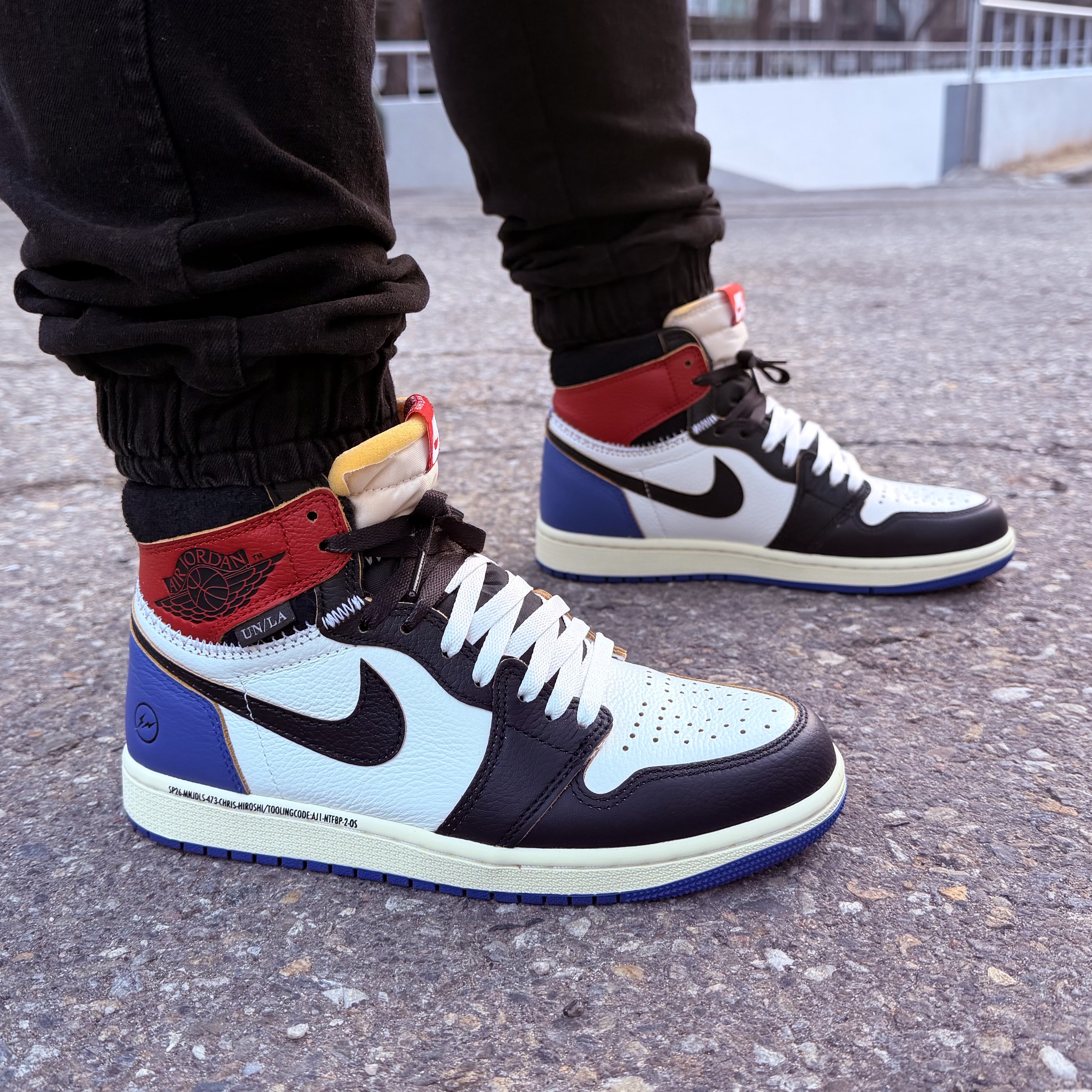 Jordan 1 x Fragment x Union LA Black and Varsity Red 착용 스타일 - 1