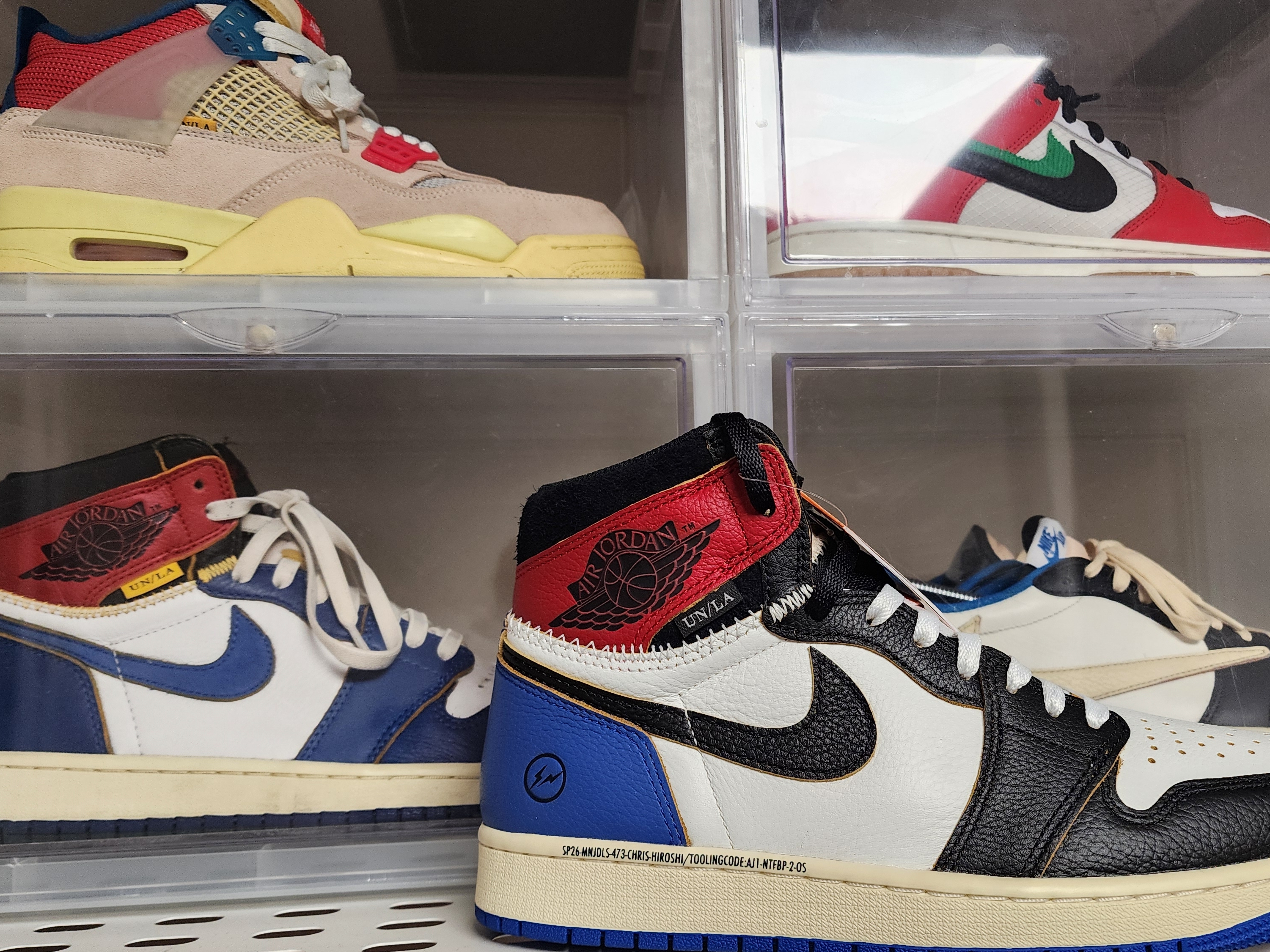 Jordan 1 x Fragment x Union LA Black and Varsity Red, Jordan 1 x Union Retro High Blue Toe 착용 스타일 - 1