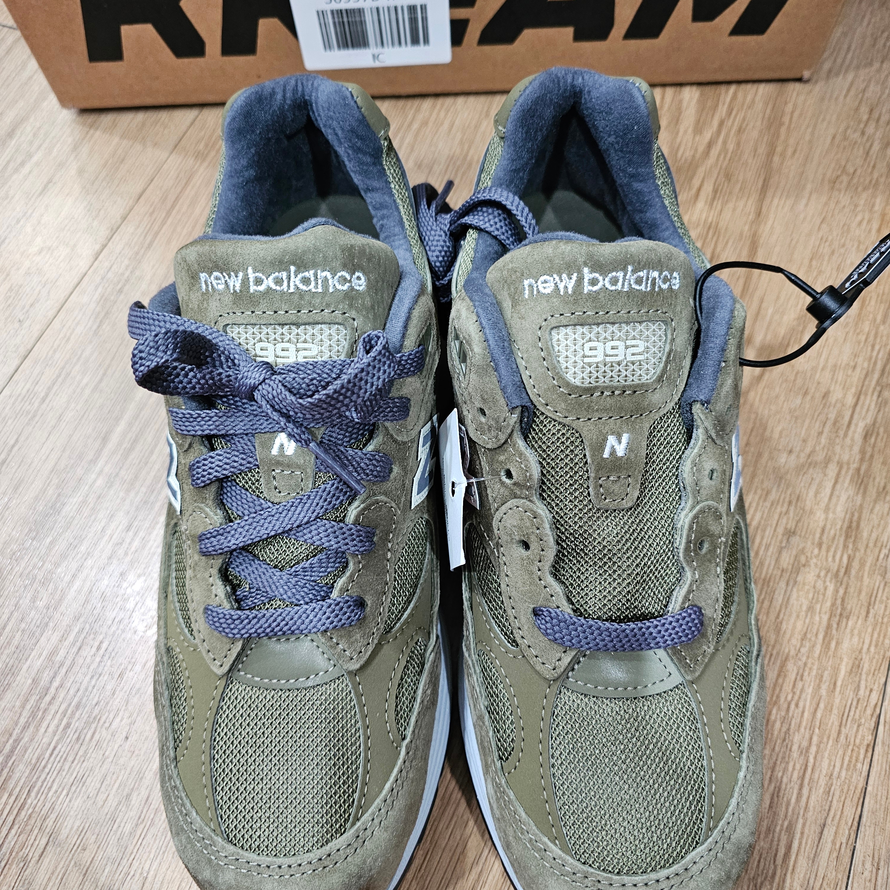 New Balance 992 Made in USA Dark Camo Covert Green - D Standard 착용 스타일 - 4