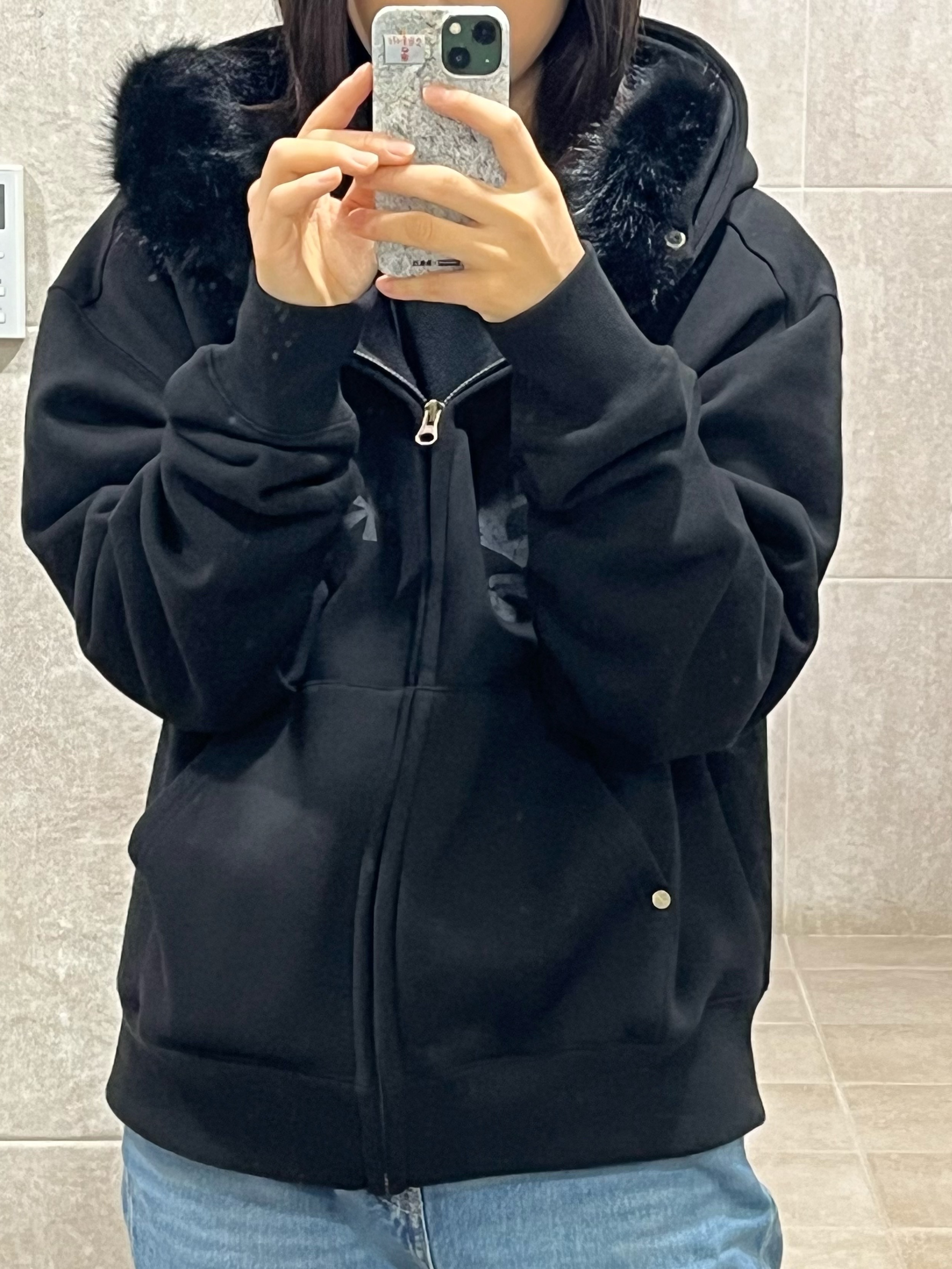 AMOU Fur Hoodie Zip Up Black 착용 스타일