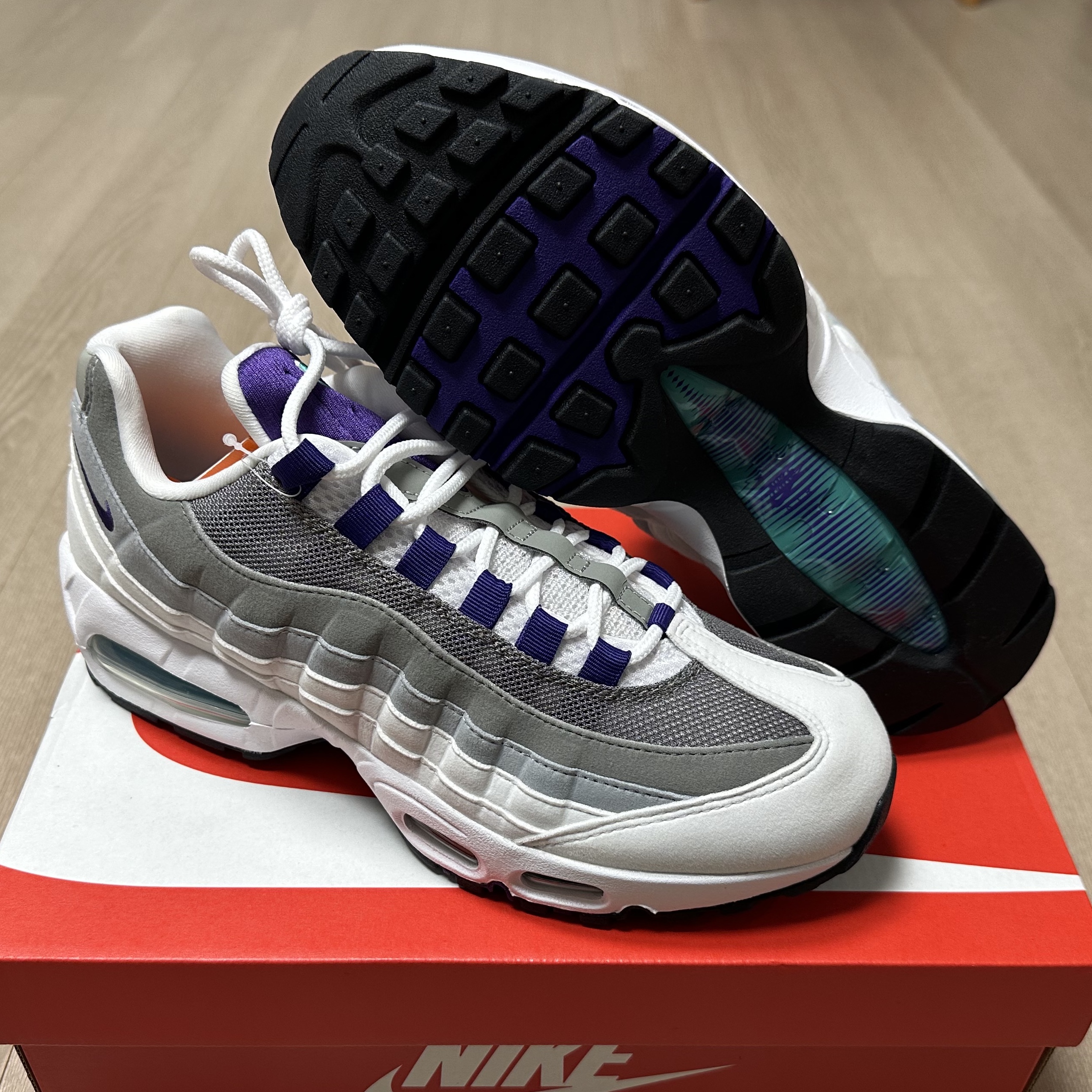 (W) Nike Air Max 95 White Emerald Green 착용 스타일 - 1