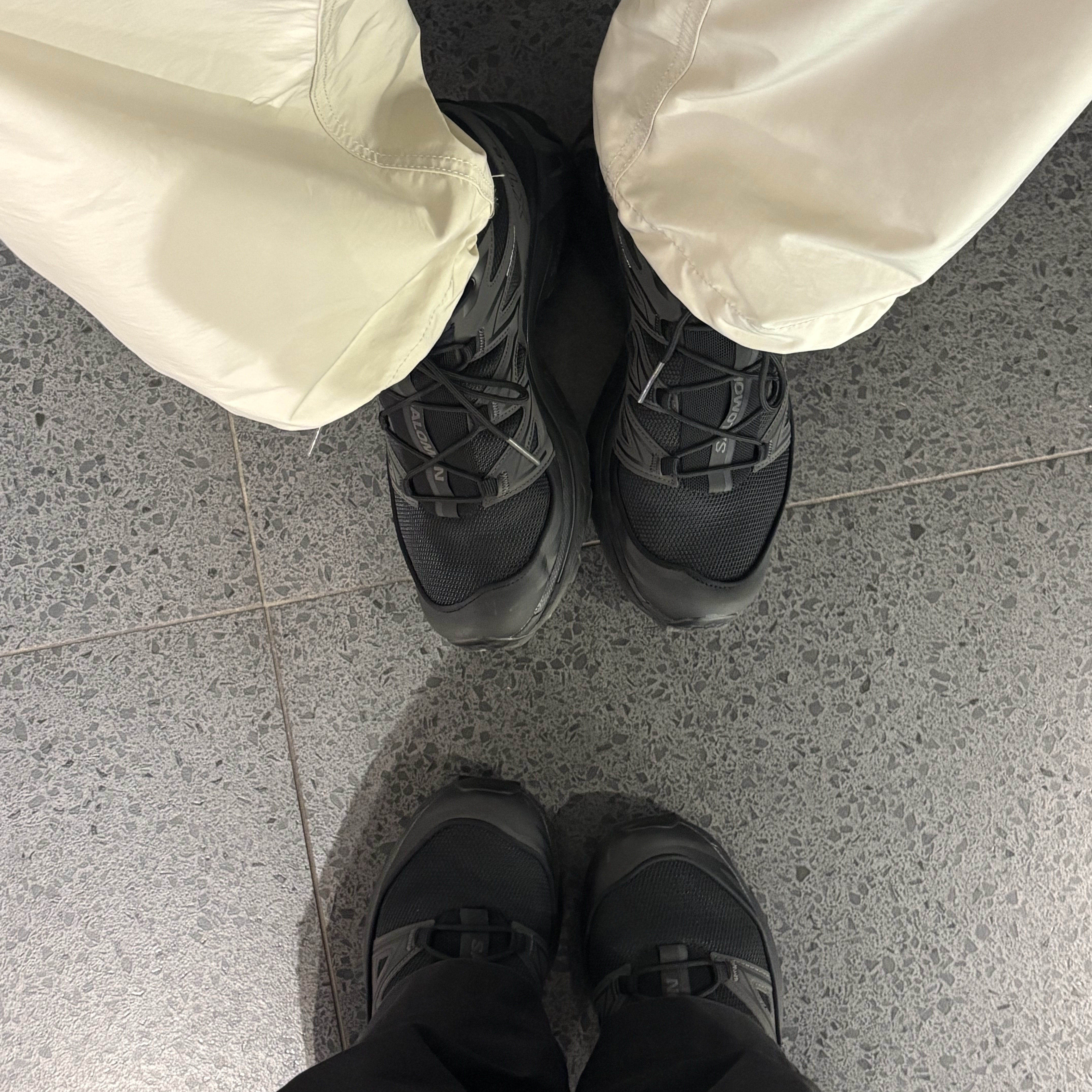 Salomon XT-6 Expanse Black Ebony 착용 스타일