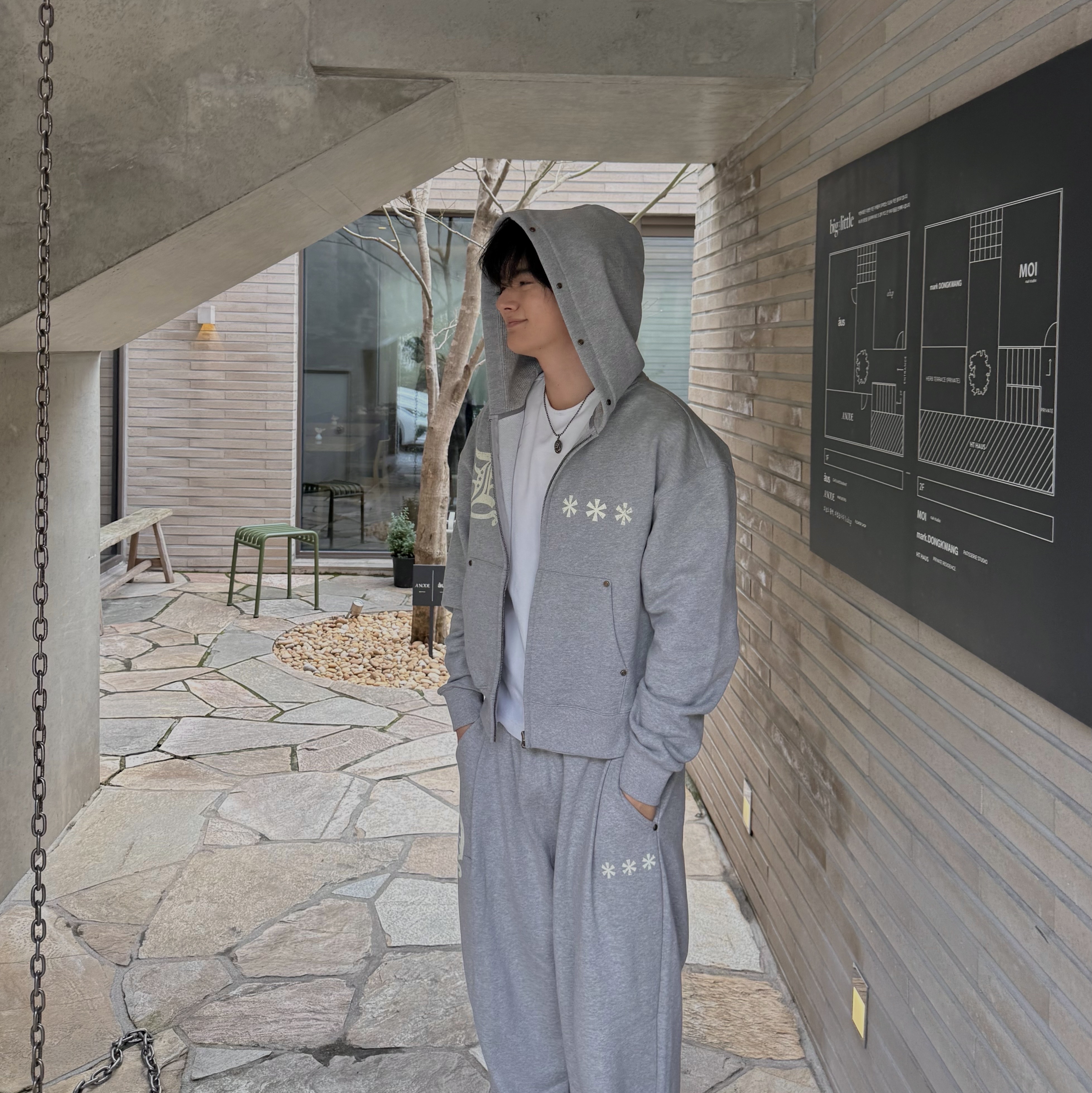 AMOU D-Star Hoodie Zip Up Gray, AMOU D-Star Hoodie Zip Up Black 착용 스타일 - 3