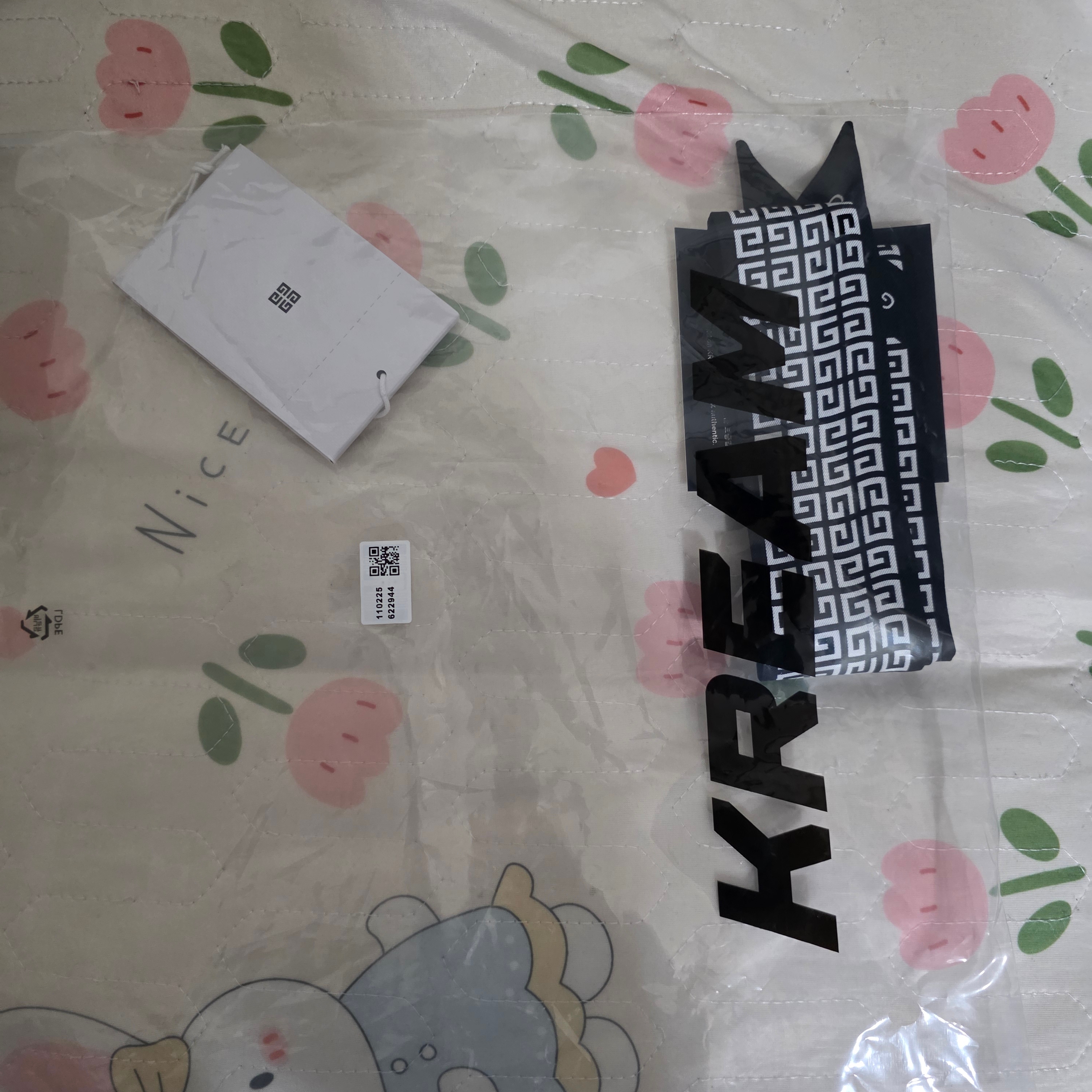Givenchy Welcome 4G Bandeau in Silk Black White 착용 스타일