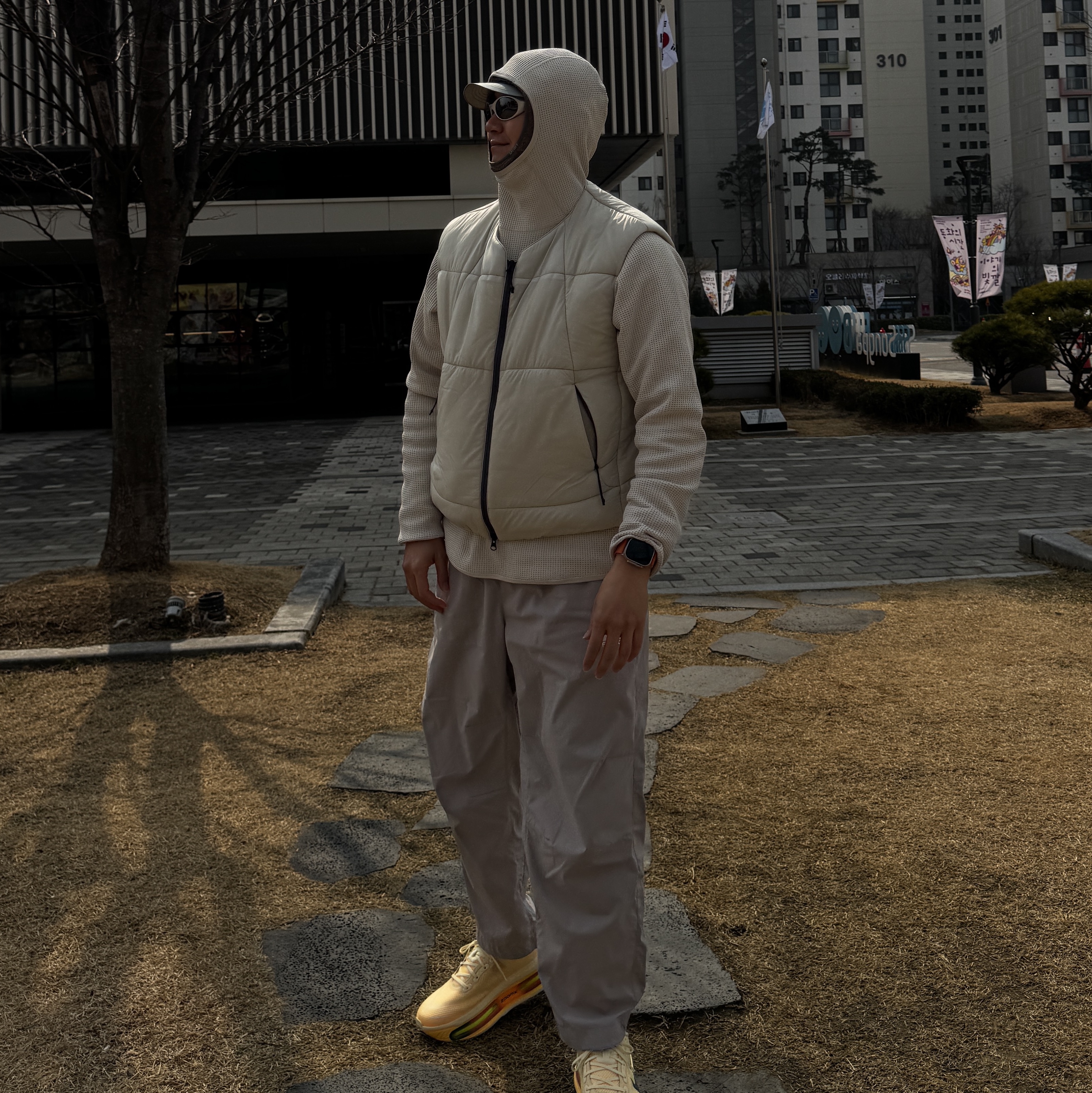 Nike Vomero Premium Alabaster Blue Void, Our Legacy x Goldwin Insulated Vest Bone White 착용 스타일 - 1