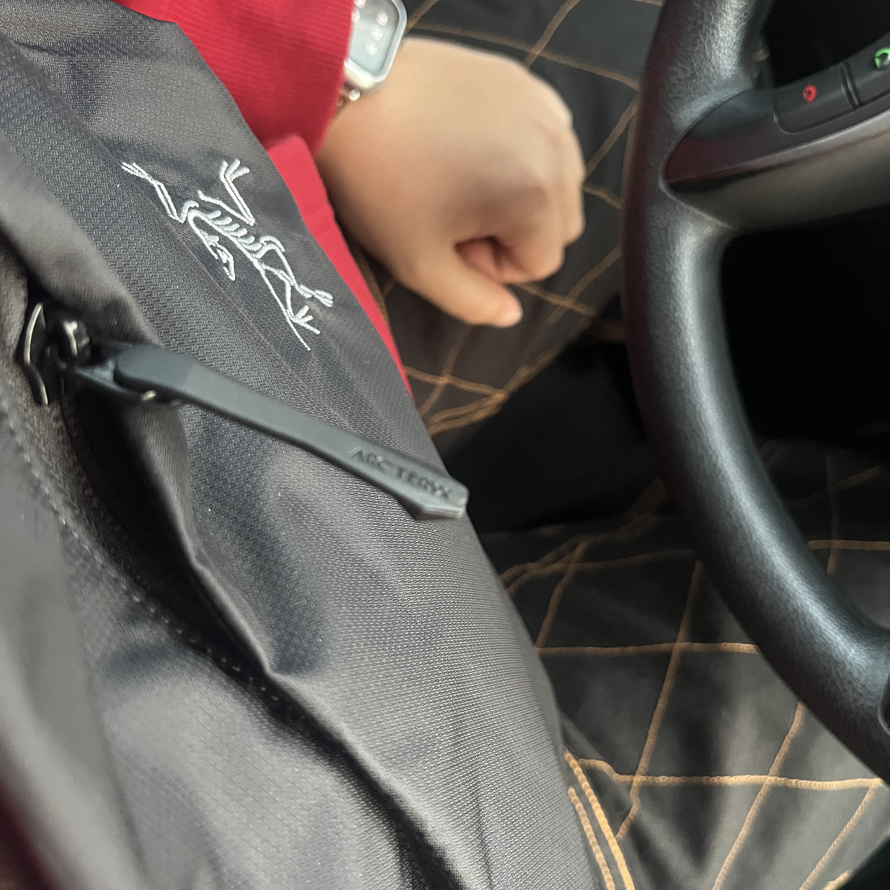 Arc'teryx Heliad 6 Crossbody Bag Black, Kapital Thin Canvas Lumber Pants Black 착용 스타일