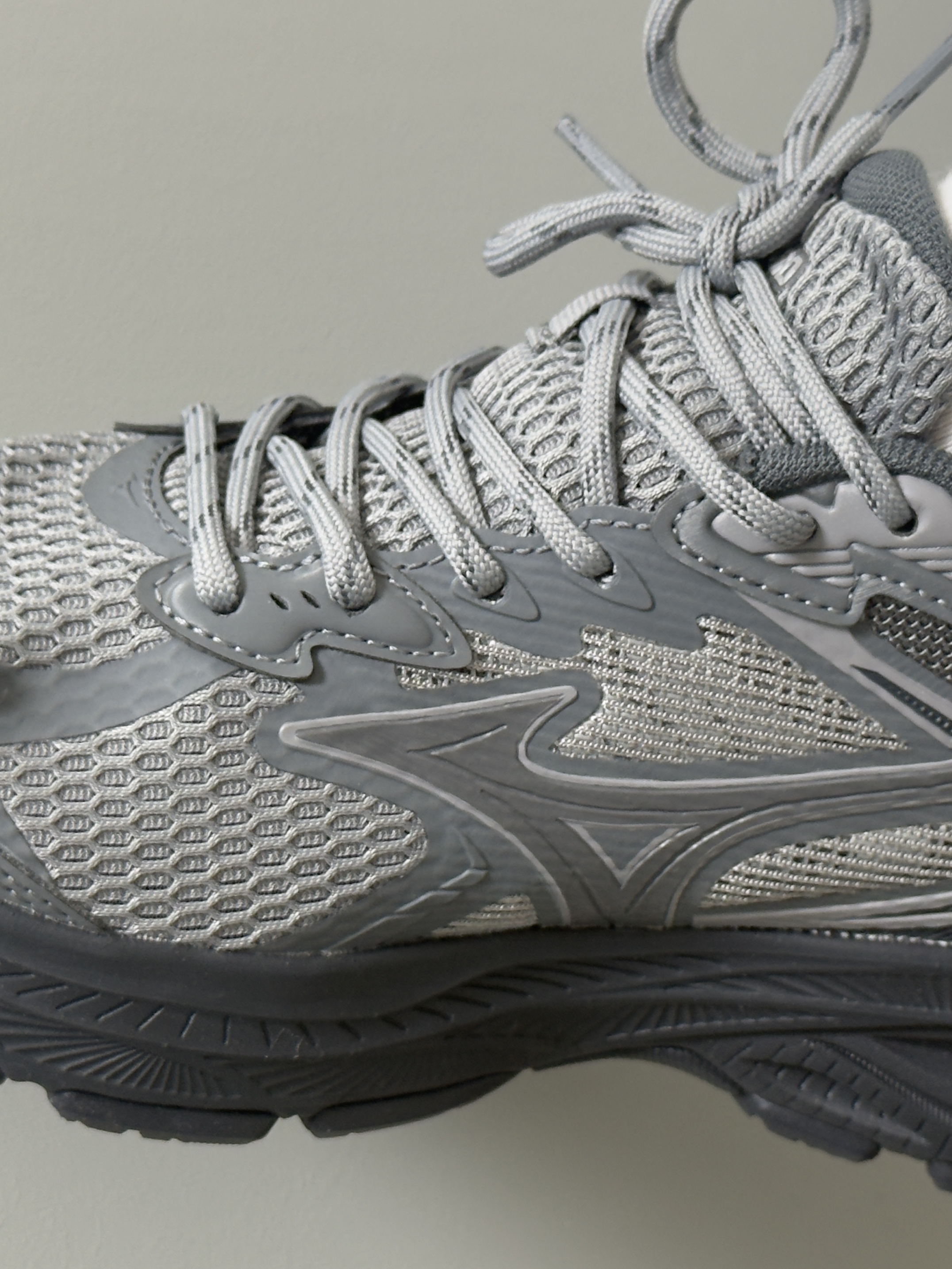 Mizuno Racer V2 Grey Black 착용 스타일 - 1