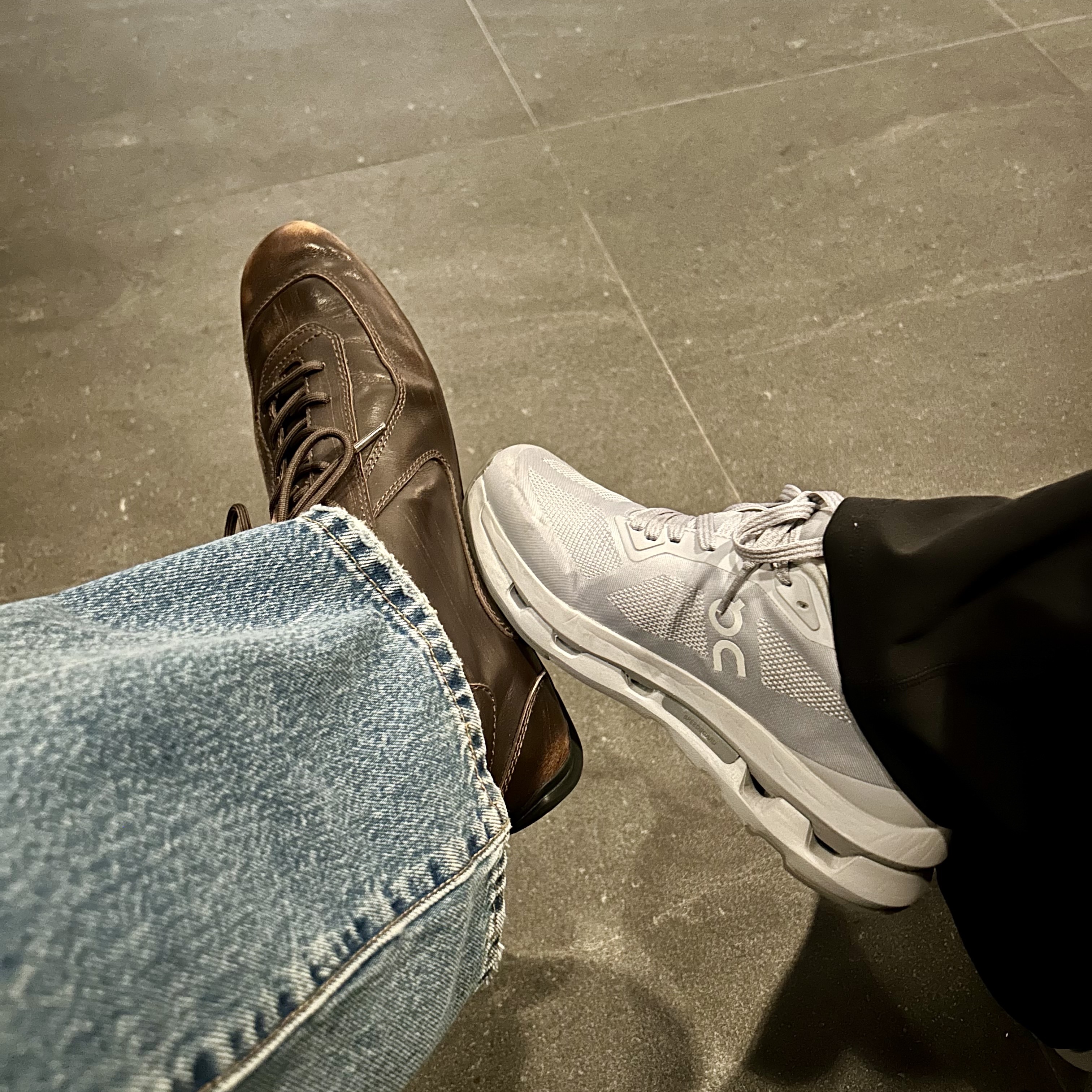 LOSTGARDEN UNIFORM Driving Sneakers Vintage Brown, (W) On Running Cloudzone Alloy Rock 착용 스타일