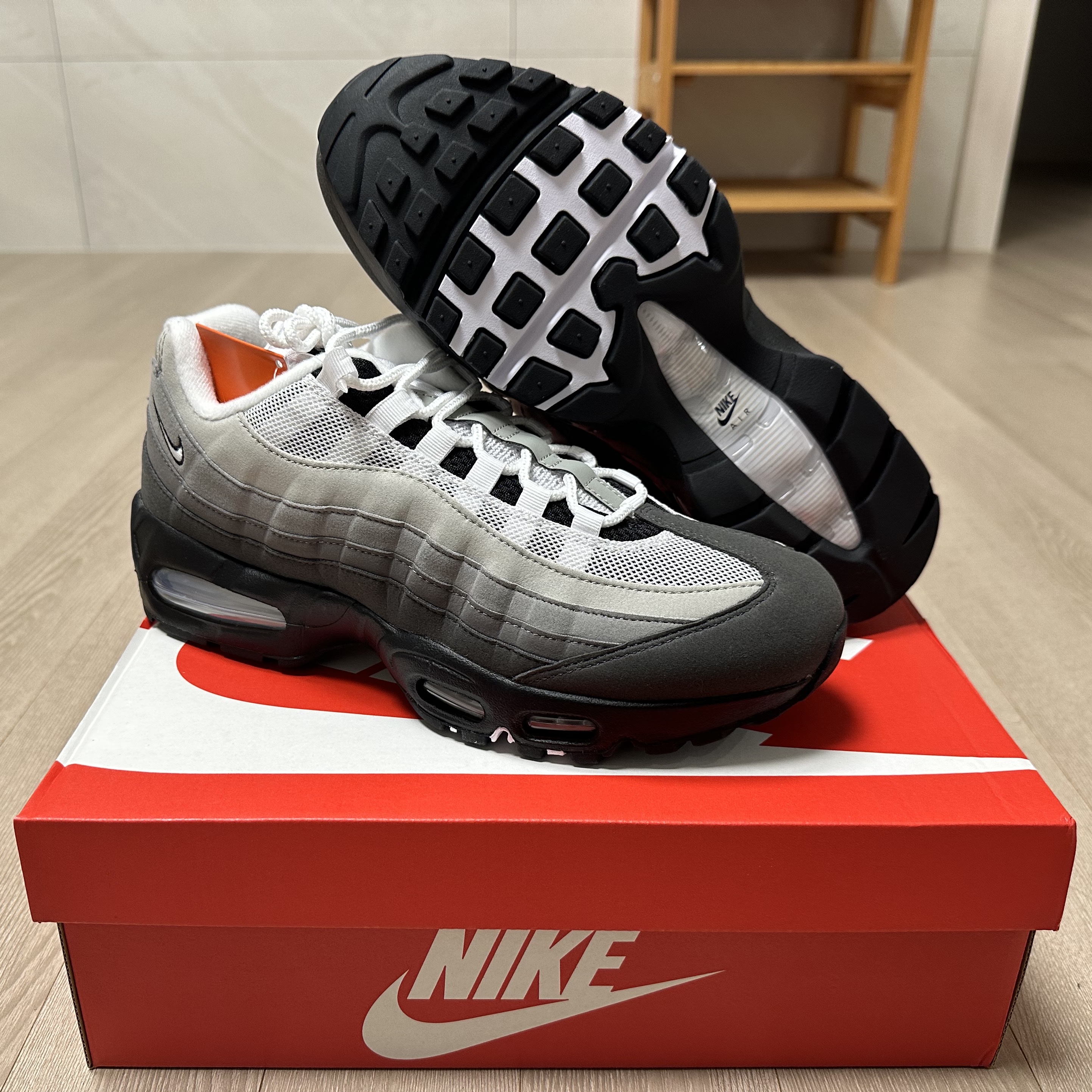 Nike Air Max 95 OG Black White 착용 스타일 - 1