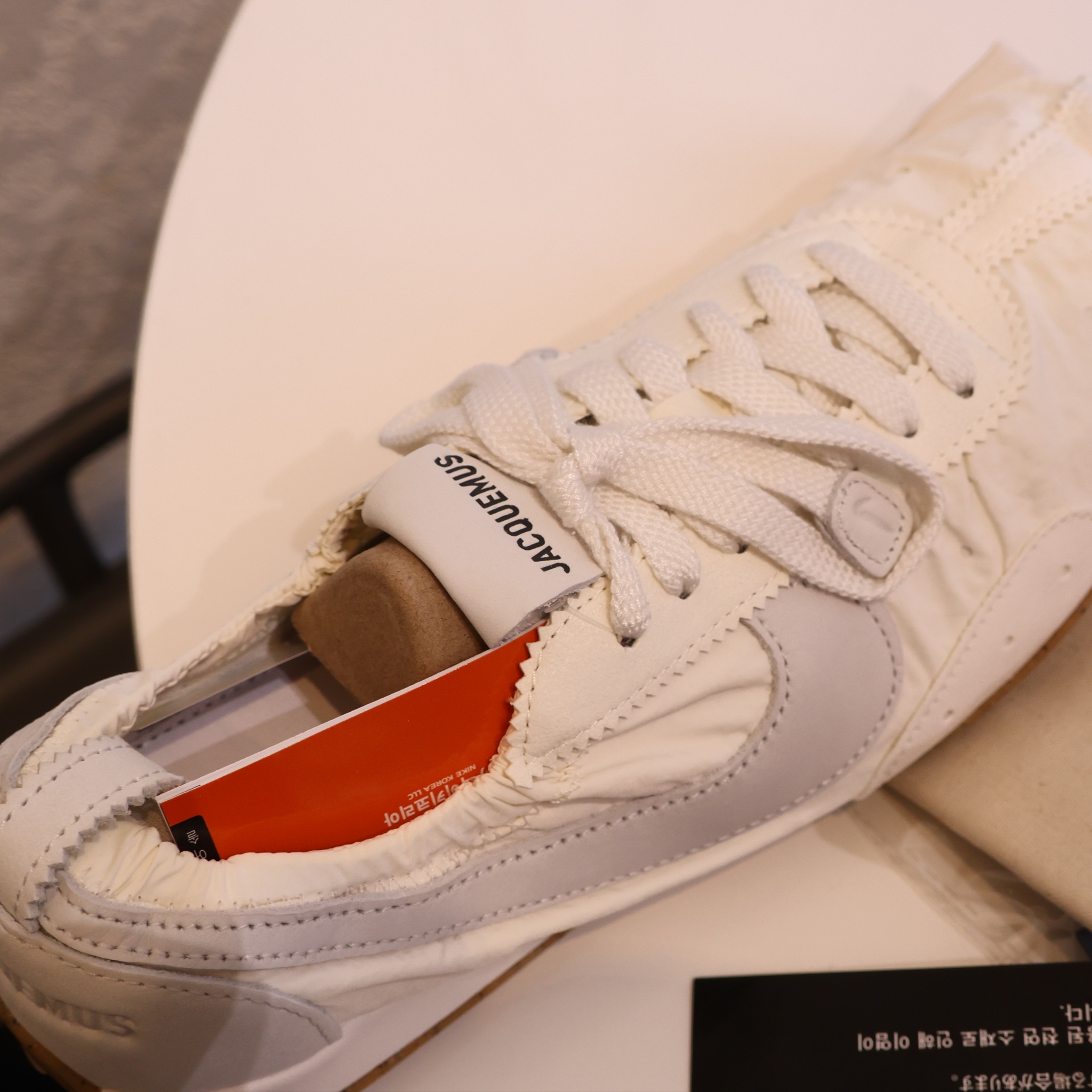 Nike x Jacquemus Moon Shoe SP Soft Pearl Sail 착용 스타일 - 3