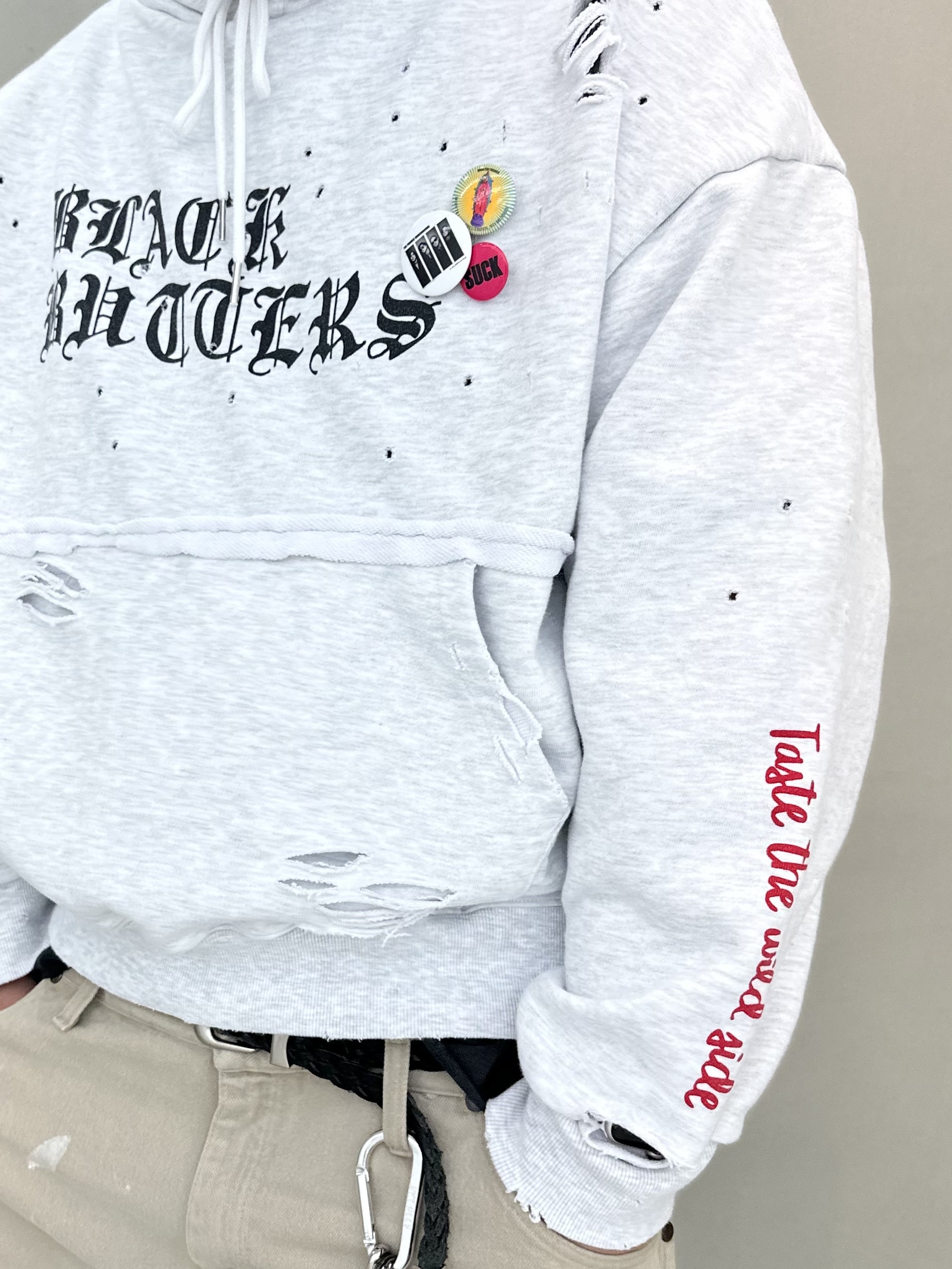 Oakley Ellipse Graphic Beanie Black White, Maison Mihara Yasuhiro Peterson OG Sole Canvas Low Sneakers Black 착용 스타일 - 4