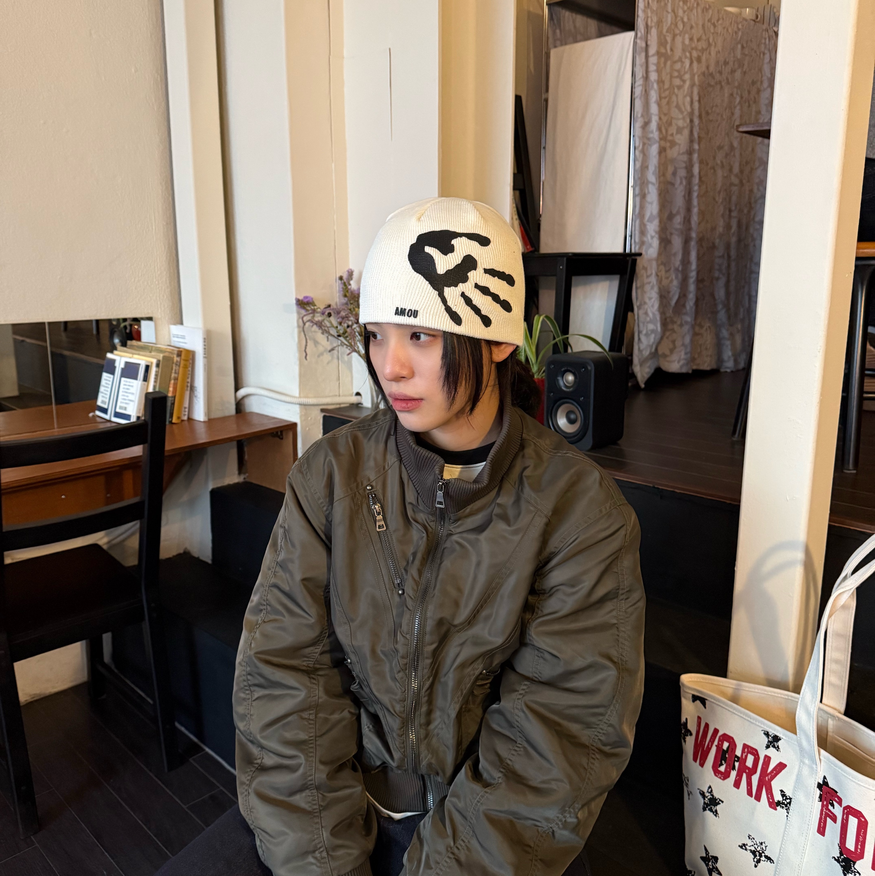 AMOU Palm Sign Beanie White, AMOU Dot Star Tote Bag 착용 스타일 - 4