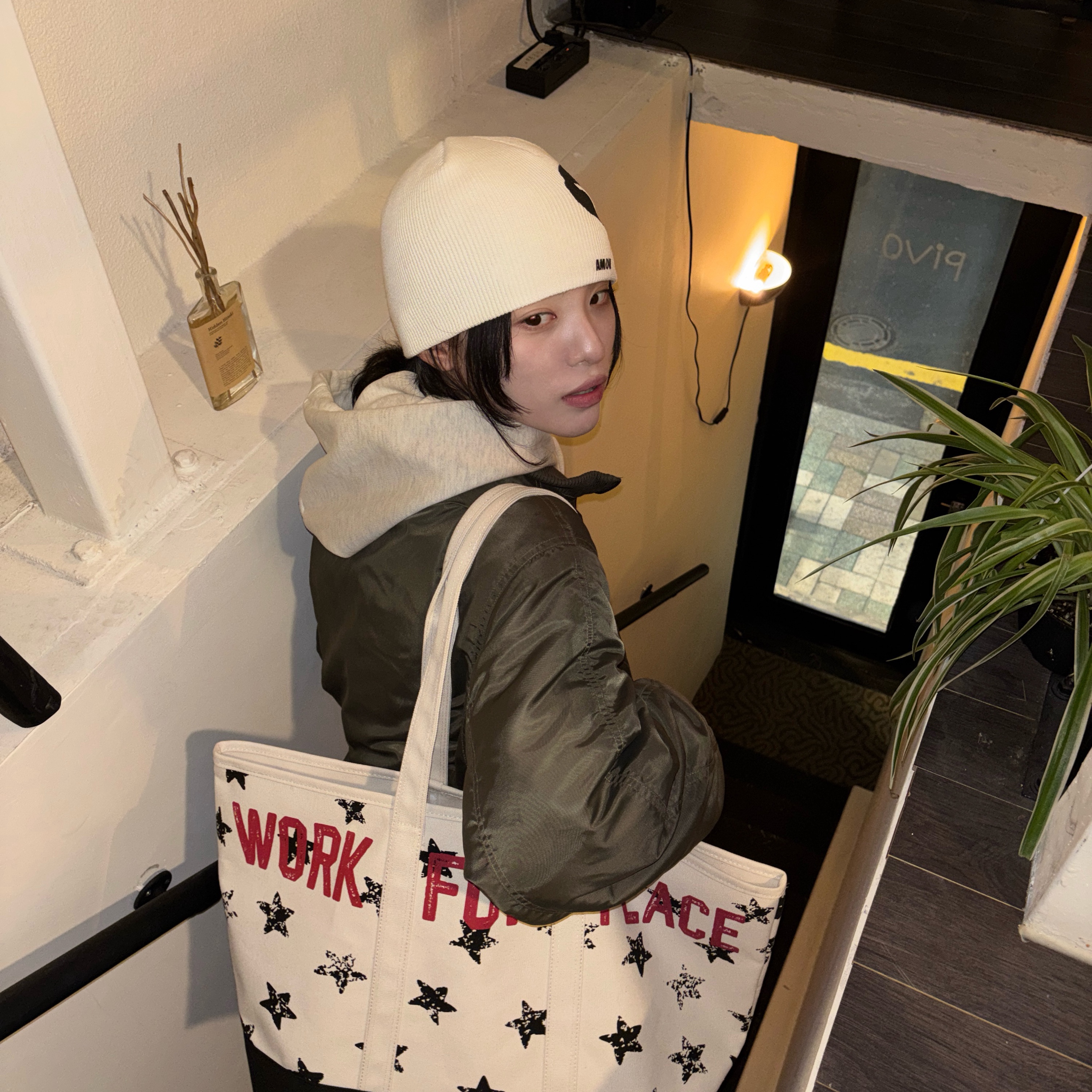 AMOU Palm Sign Beanie White, AMOU Dot Star Tote Bag 착용 스타일 - 1