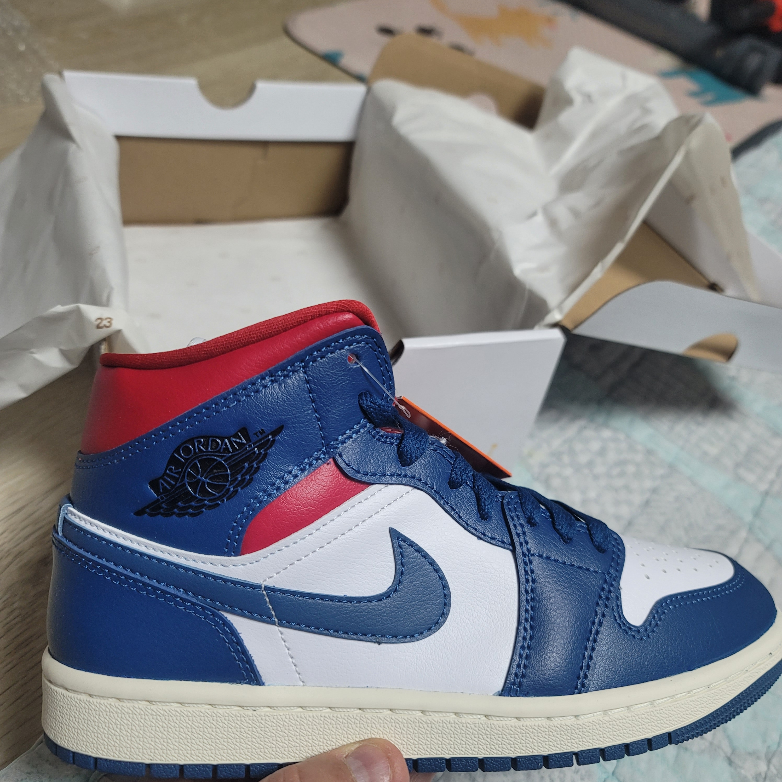 (W) Jordan 1 Mid French Blue Gym Red 착용 스타일 - 2