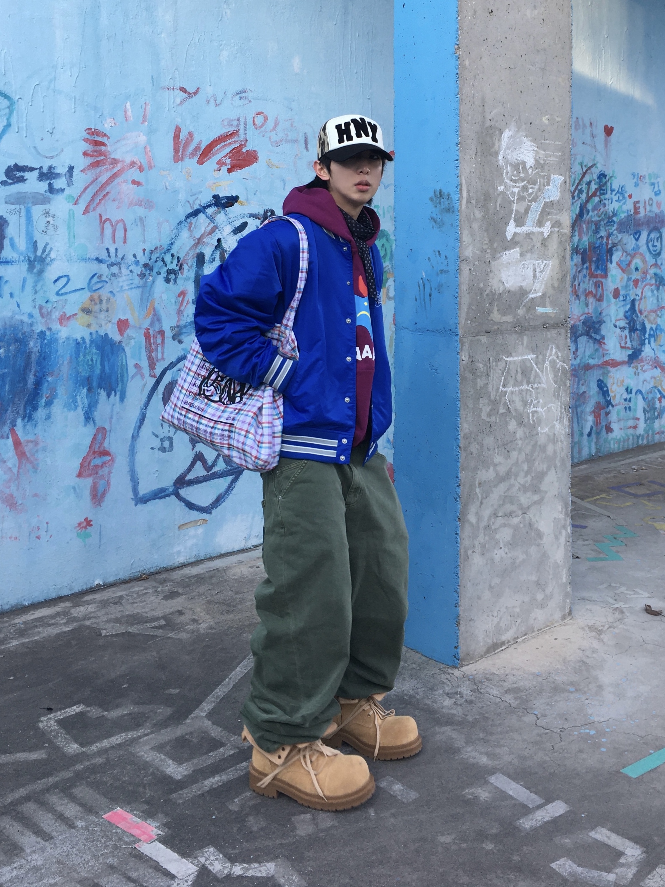 [더블적립] YESEYESEE Y.E.S Team Stadium Jacket Blue, [더블적립] YESEYESEE Flower Rivet Denim Pants Khaki Green 착용 스타일 - 1