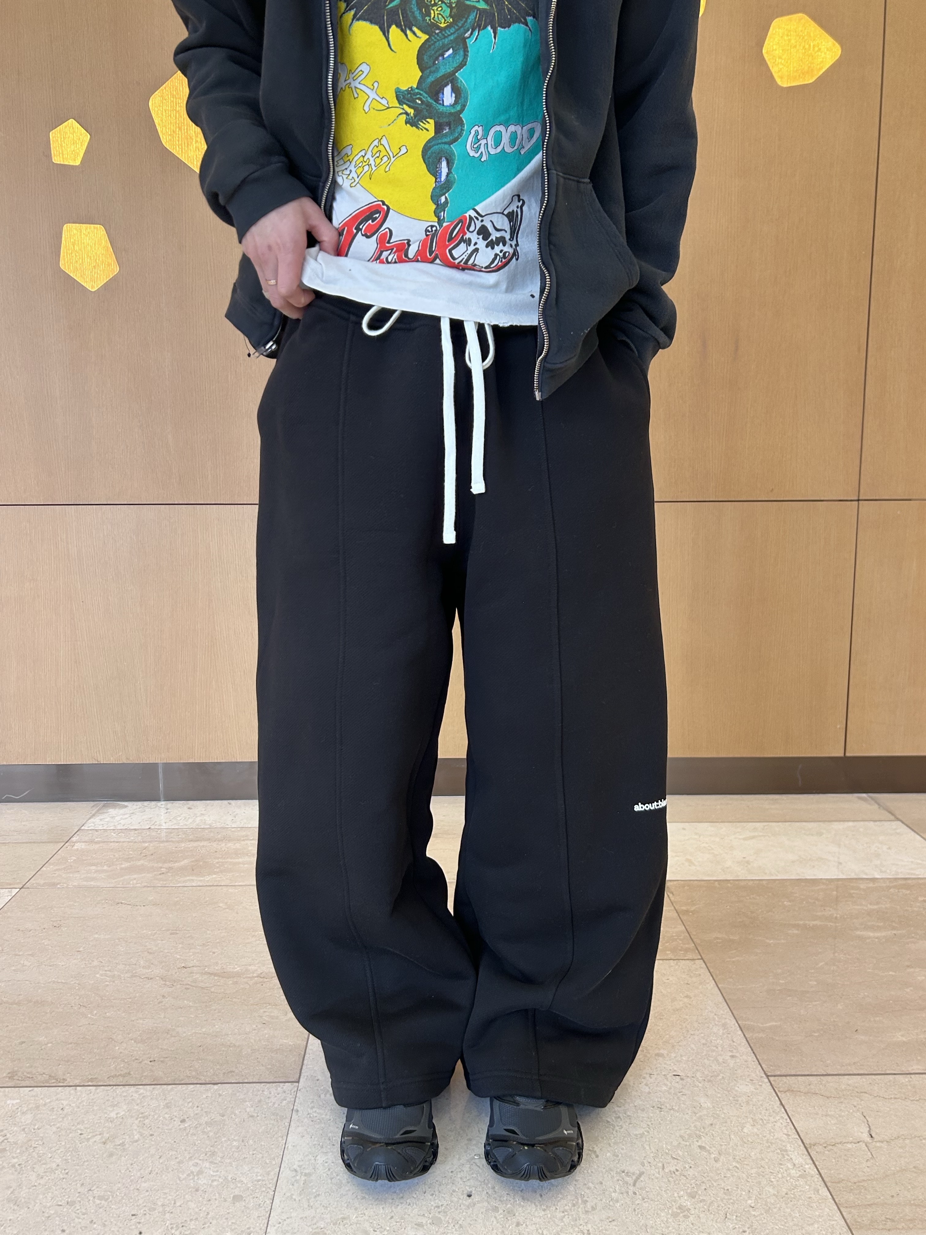 [KREAM 단독] About:Blank Pleated Sweatpant Black Ecru - 26SS 착용 스타일 - 1