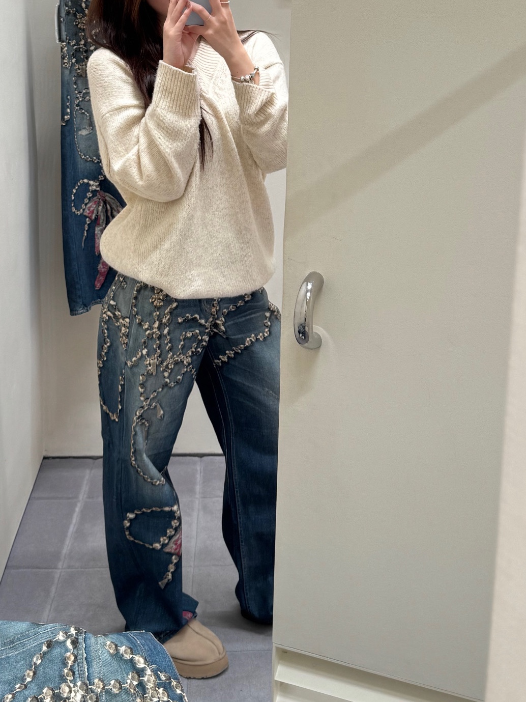 Acne Studios Loose Fit Jeans 1981 Mid Blue, (W) UGG Disquette Slipper Sand 착용 스타일 - 1