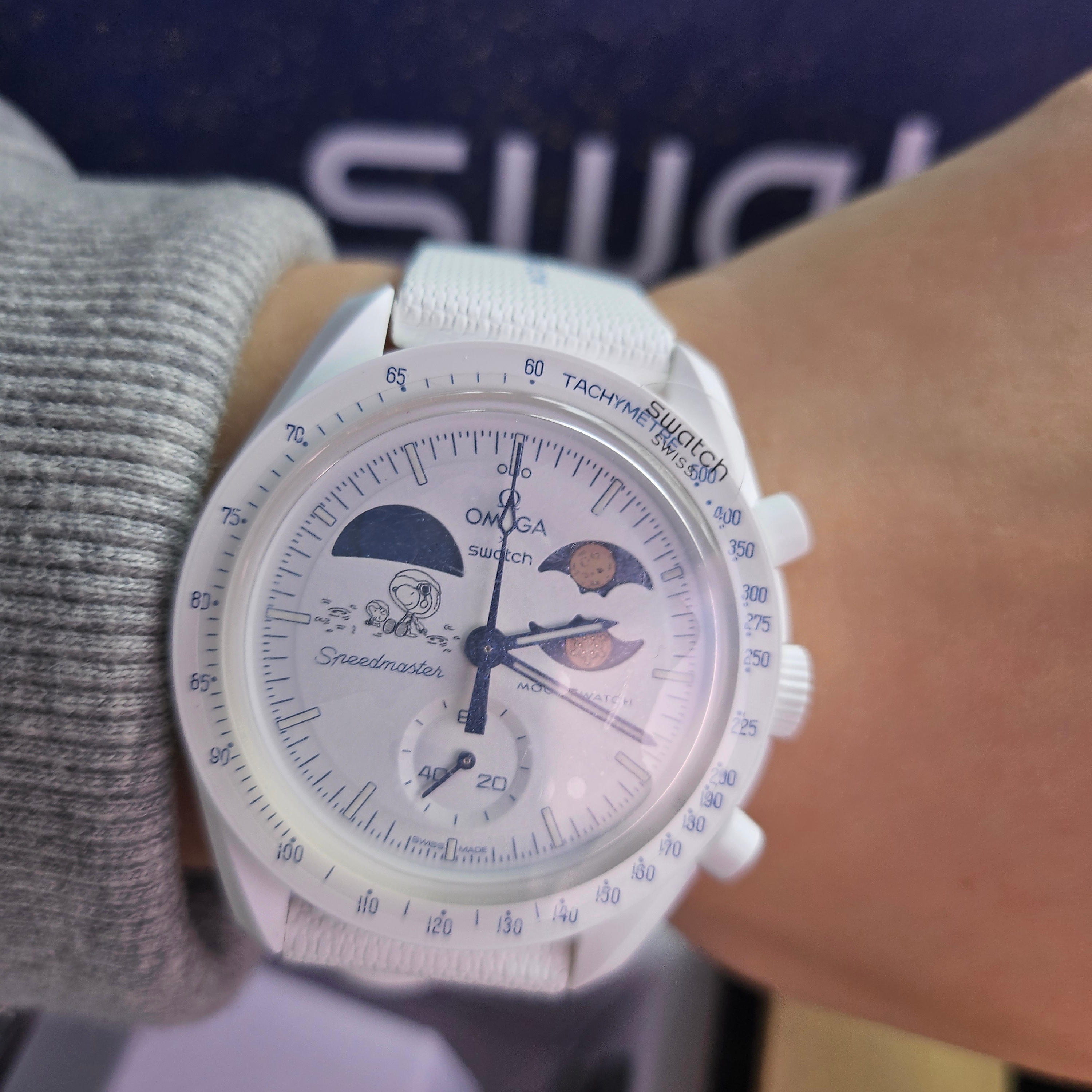 Swatch x Omega x Snoopy Bioceramic Moonswatch Mission To The Earthphase 42mm Moonshine Gold Cold Moon 착용 스타일 - 2