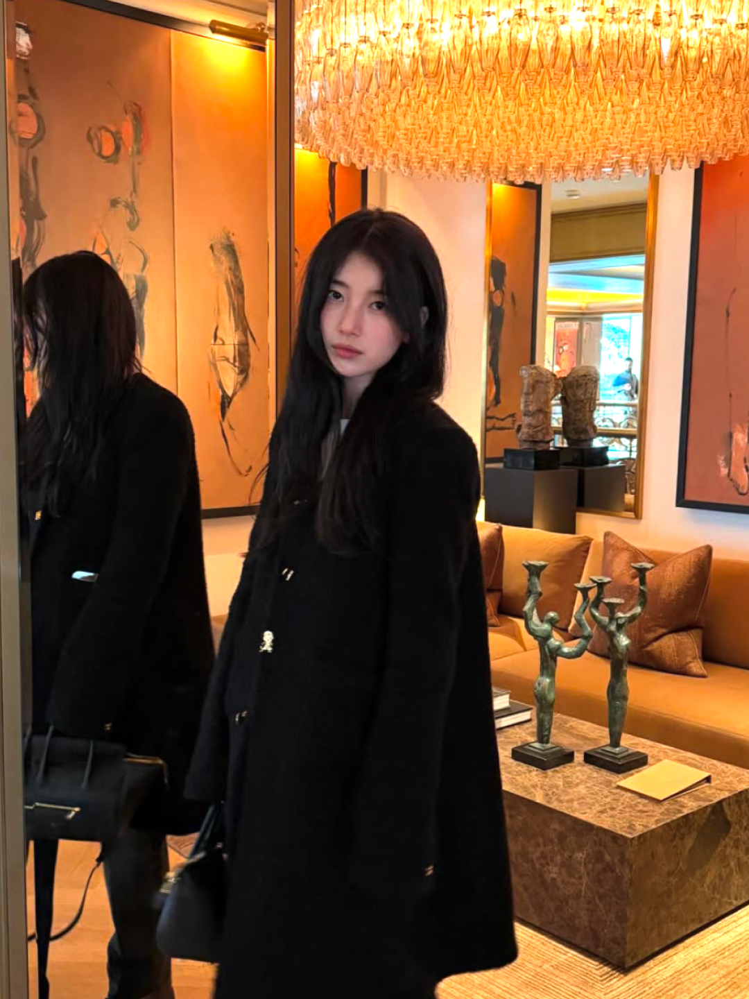 (W) Celine Victorine Coat in Double Faced Cashmere Black, (W) Guess M Tone Wide Medium Blue 착용 스타일 - 5