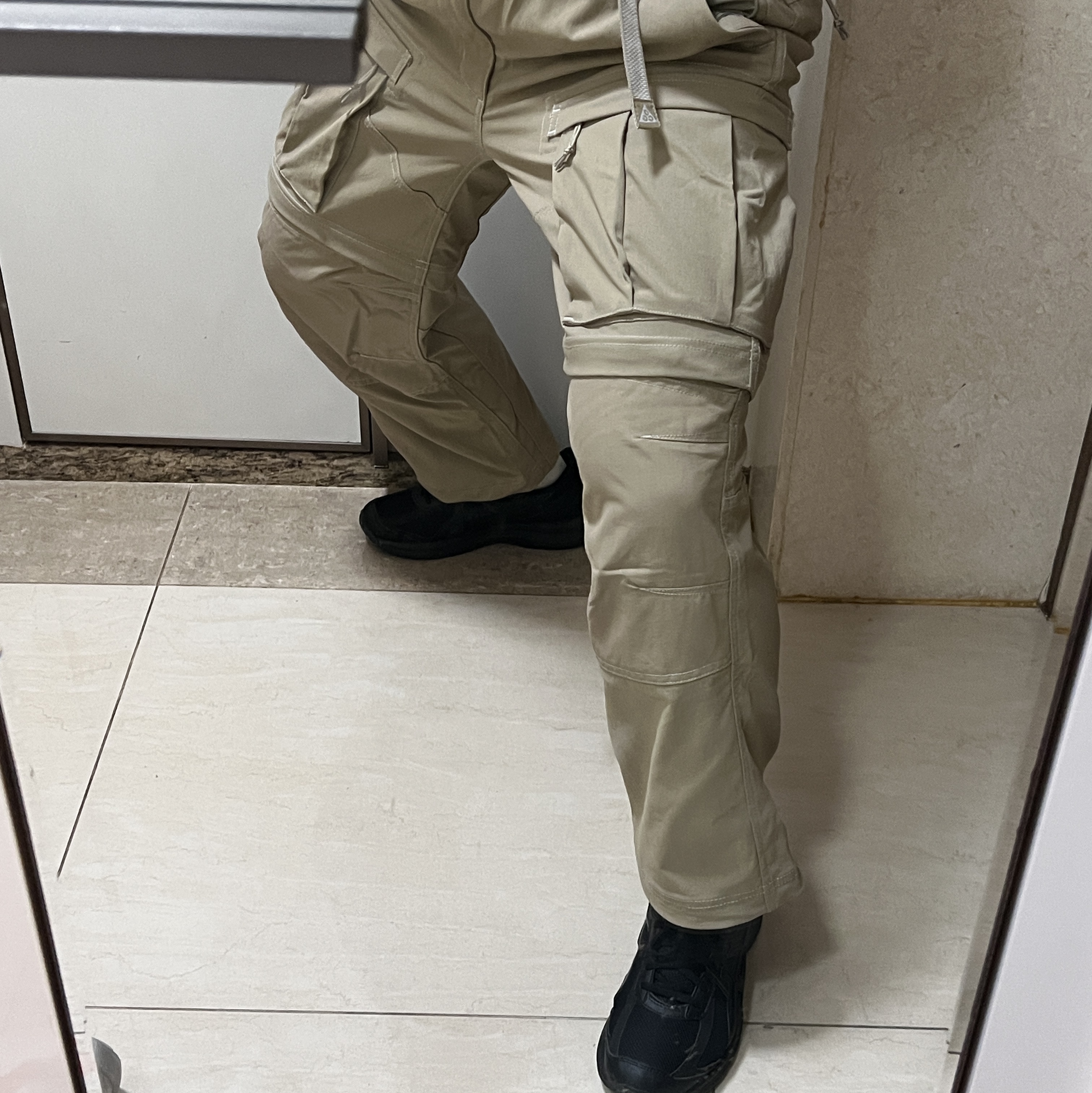 Nike ACG Smith Summit Cargo Pants Khaki Iron Ore - Asia 착용 스타일 - 2